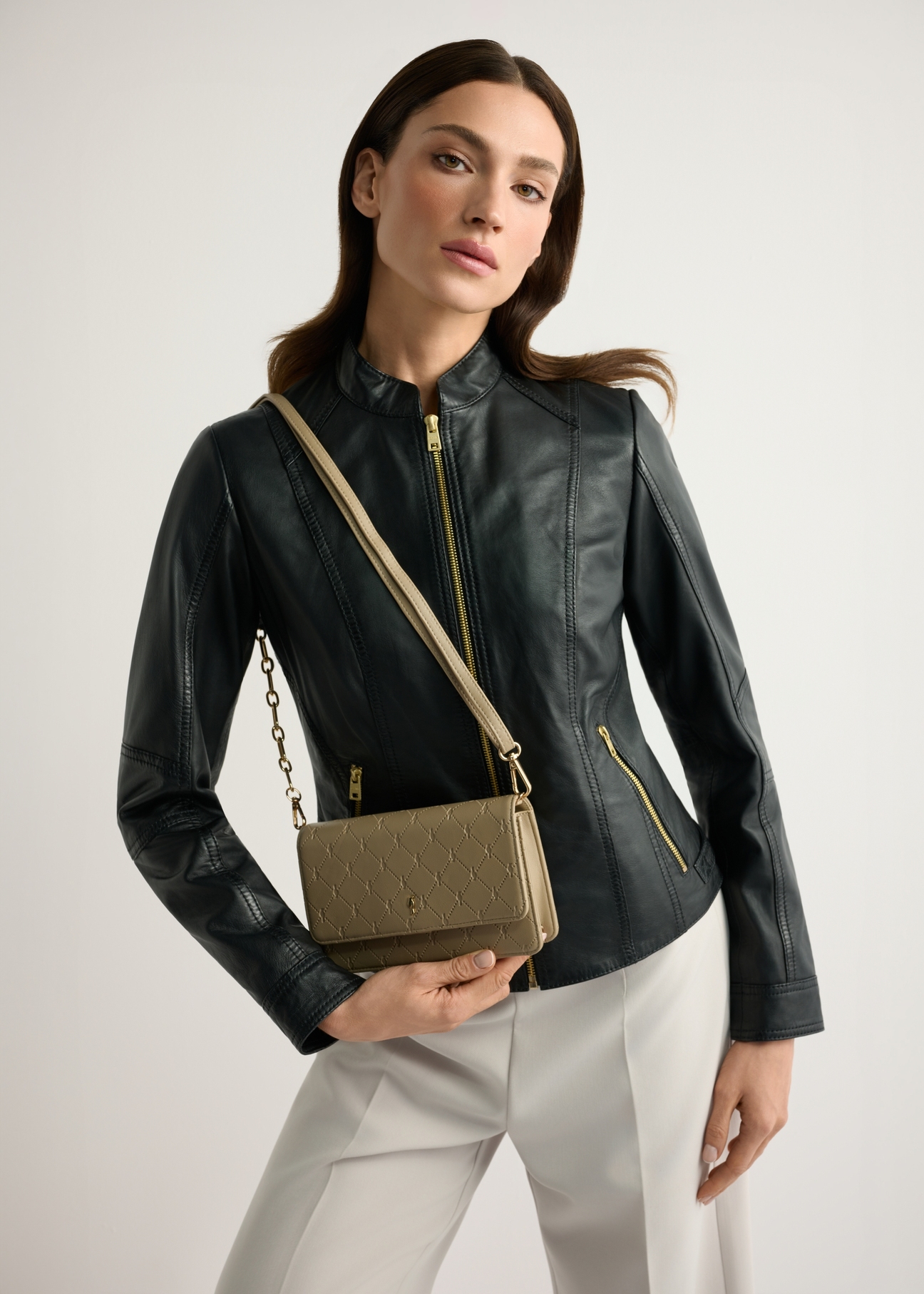 Маленька бежева жіноча сумочка TOREC-1178-1P(W26), вигляд виробу на плечі моделі. Видно половину силуету.