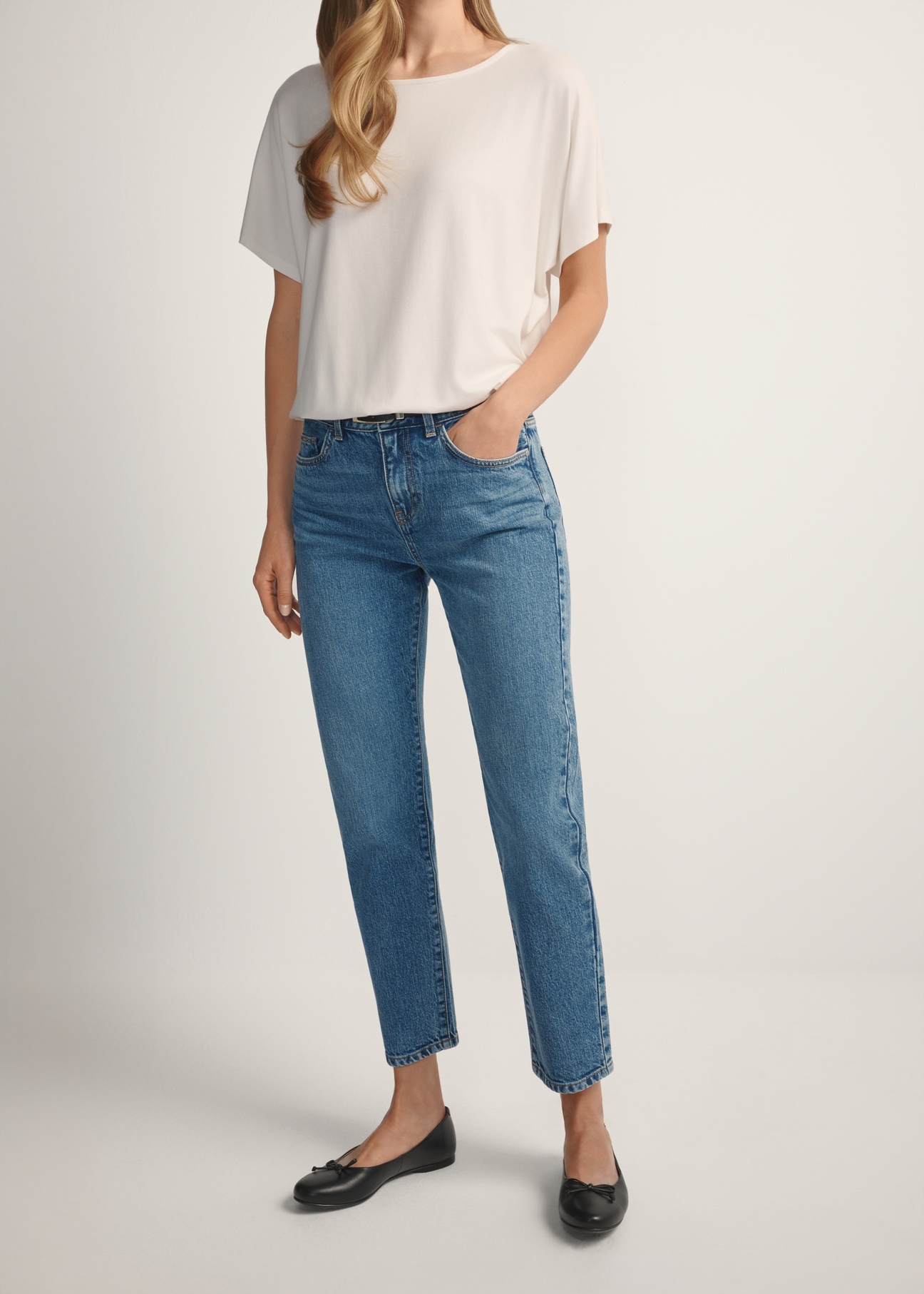 Жіночі темно-сині джинси JEADT-0011-7C(W26), вигляд виробу спереду на моделі. Видно половину силуету.