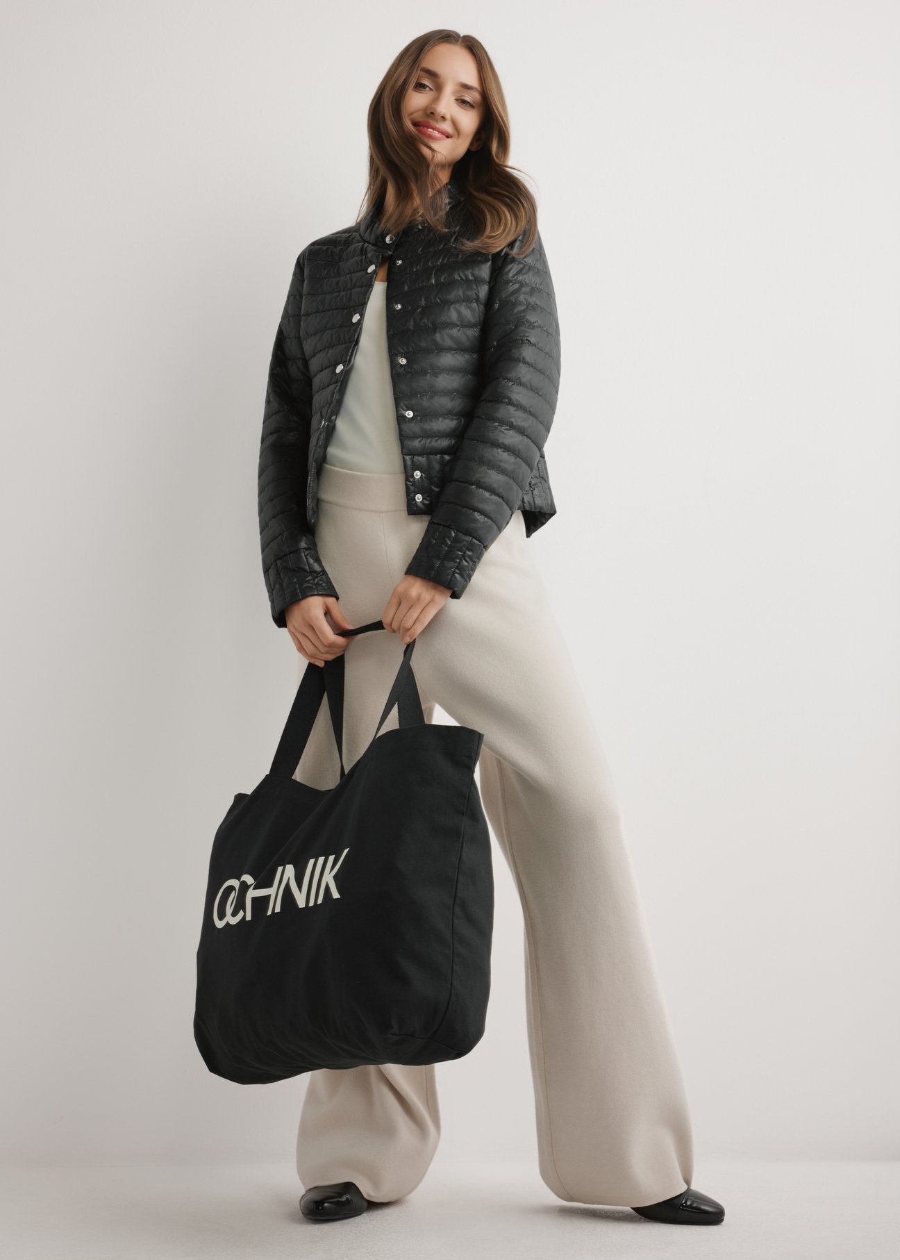 Чорна бавовняна сумка TOREN-0136-9P(W26), вигляд виробу в руці моделі. Видно повністю.