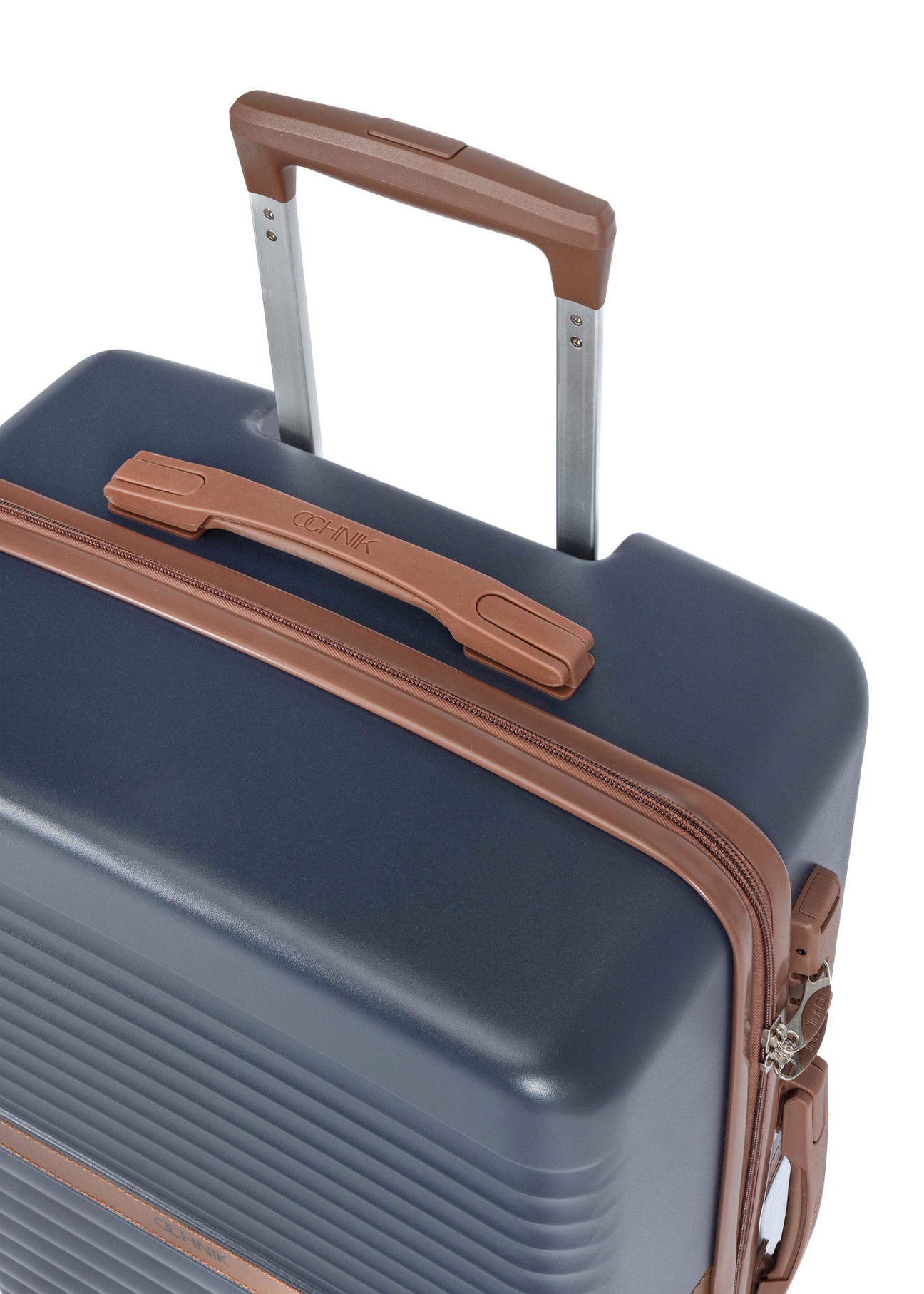 Середня валіза на колесах WALAB-0084-7D-24(W26), вигляд ручки виробу на білому фоні.