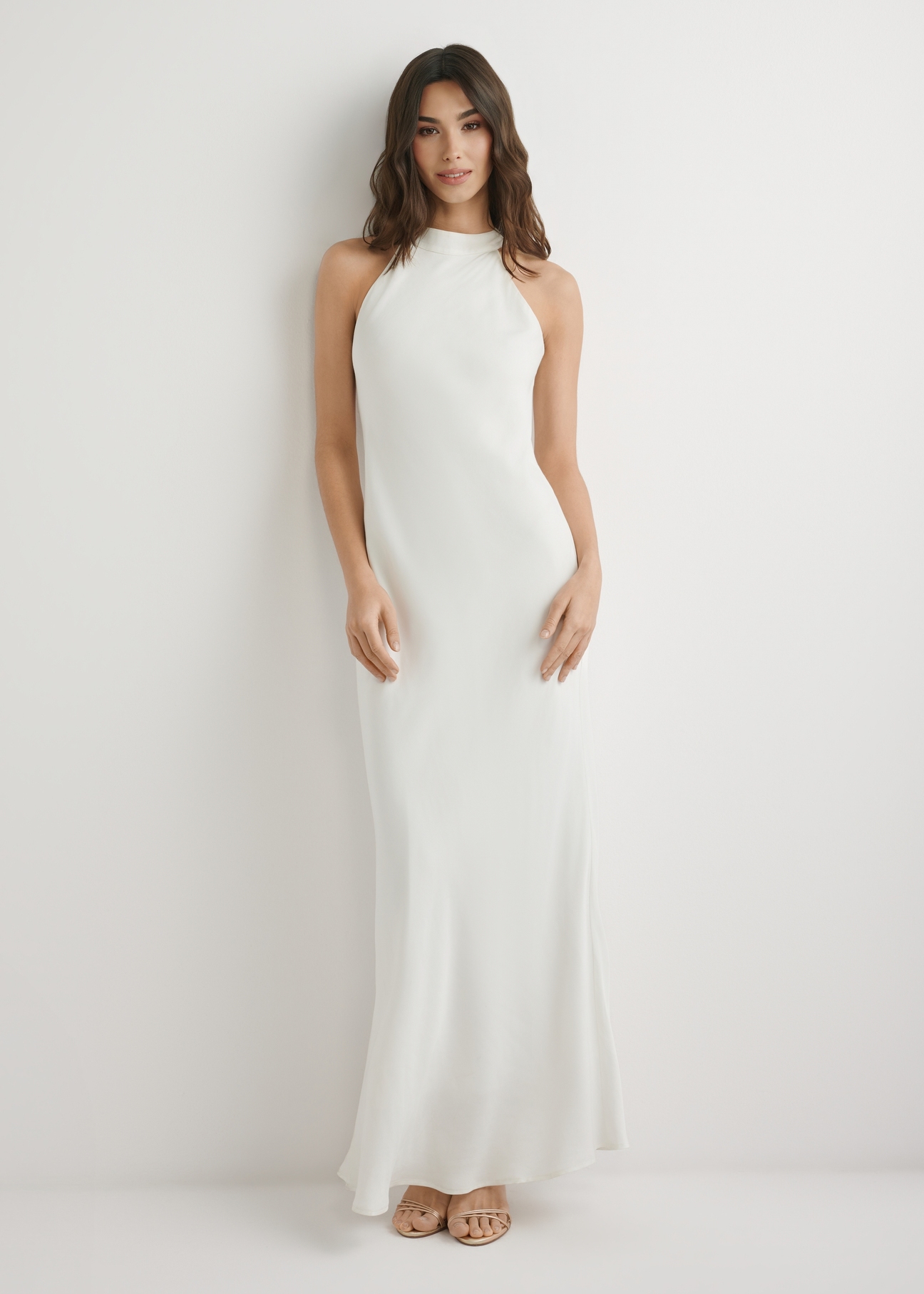 Екрю-віскозна сукня SUKDT-0264-0B(W26), вигляд виробу спереду на моделі. Видно повний силует.