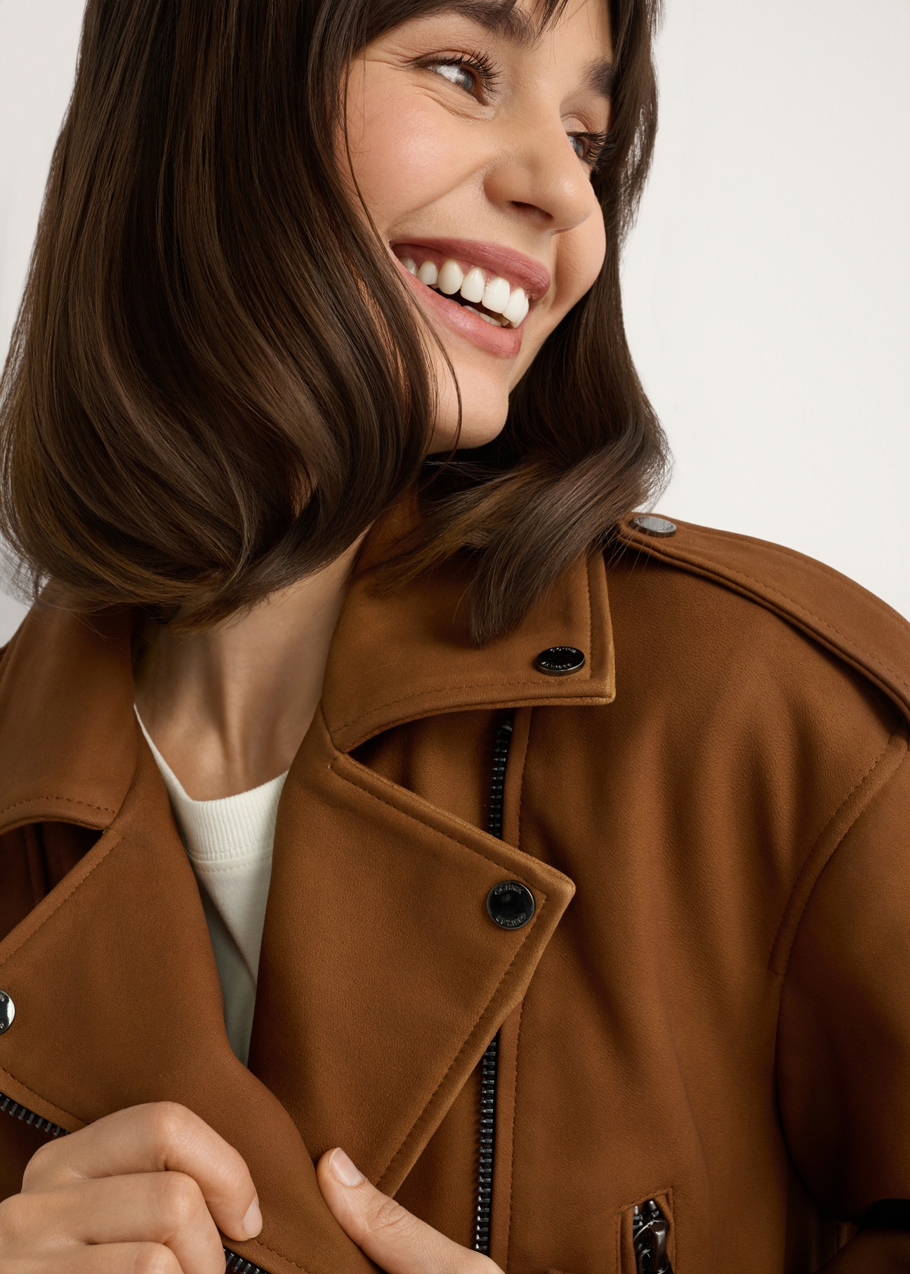 Шкіряна байкерська куртка коньячного кольору KURDS-0610-1F(W26), крупний план деталі виробу на моделі.