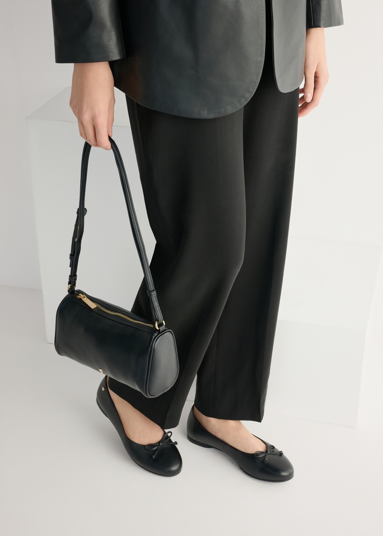 Жіночі чорні шкіряні балетки BUTYD-1248-99(W26), вигляд виробу зверху на ногах моделі.