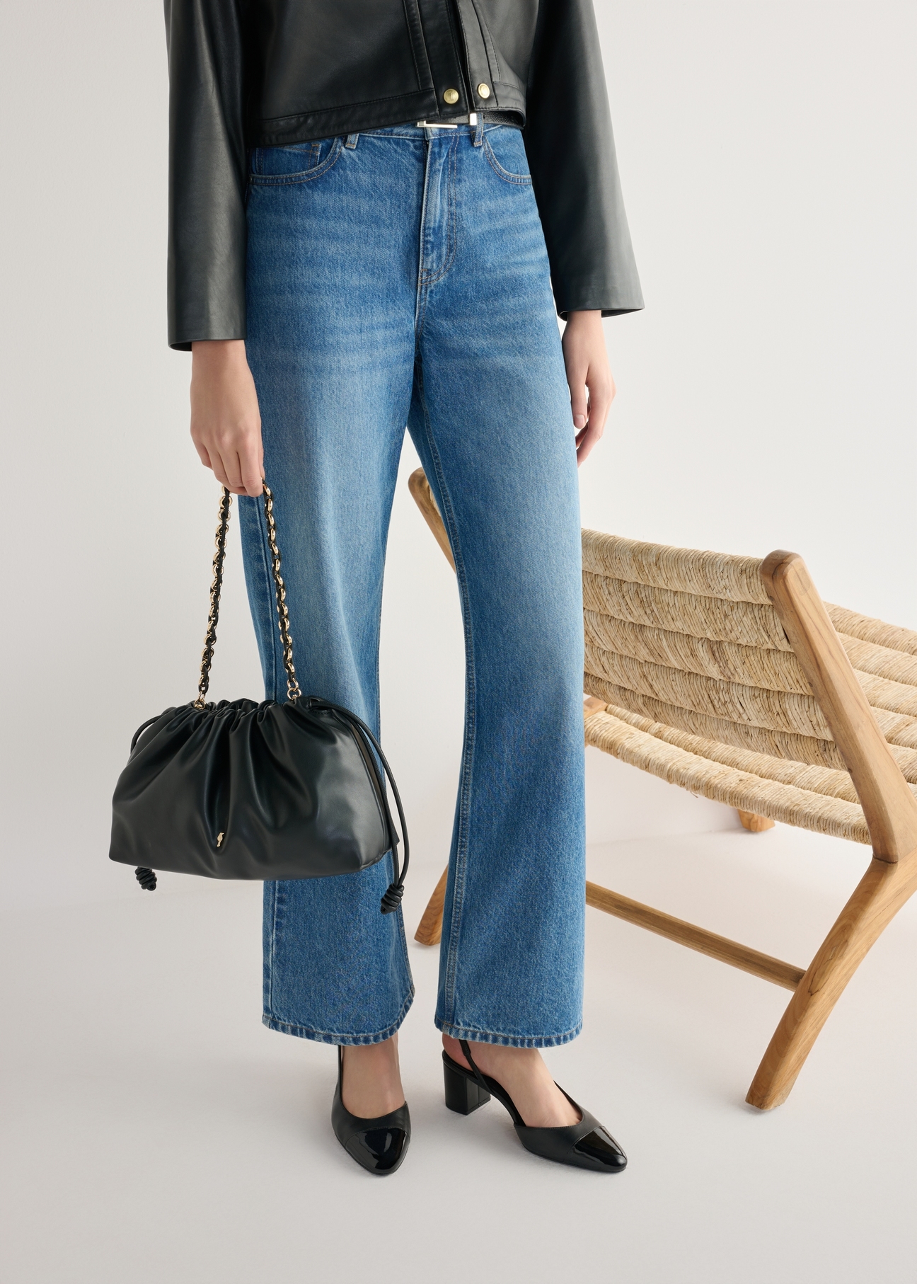 Чорні шкіряні туфлі на відкритому каблуці BUTYD-1173-99(W26), вигляд виробу спереду на ногах моделі.