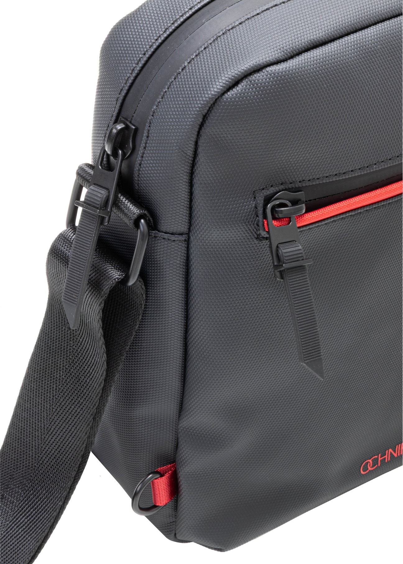 Чорна чоловіча сумка TORMN-0400-9J(W26), крупний план деталі виробу на білому фоні.