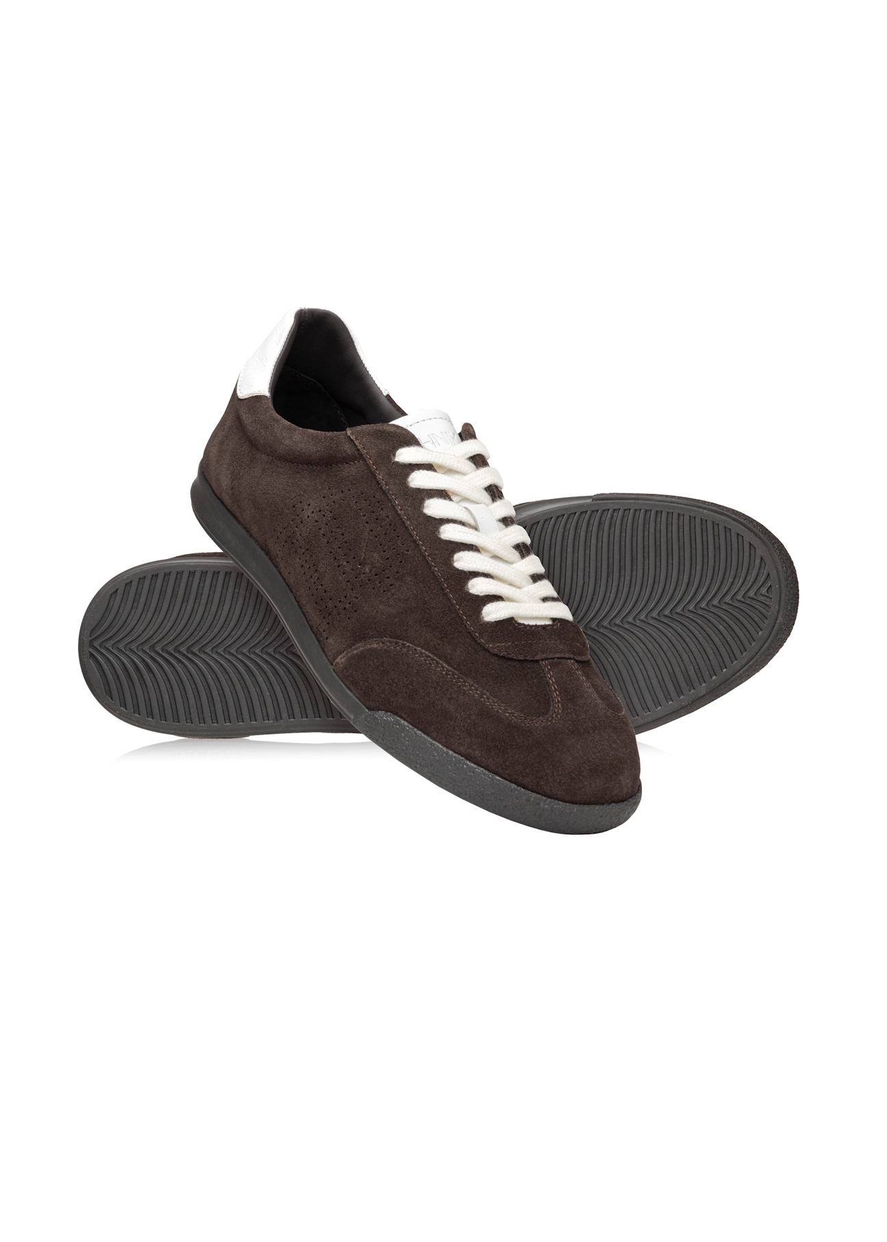 Темно-коричневе шкіряне спортивне взуття BUTYM-0534-1I(W26), діагональний вигляд виробу на білому тлі.