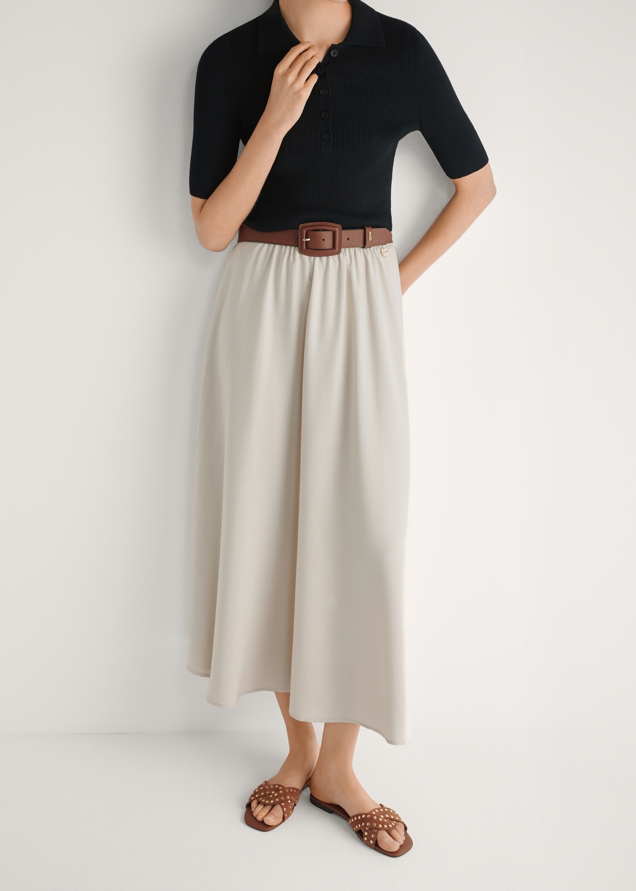 Жіночі шльопанці з верблюжої шкіри зі стразами BUTYD-1226-1D(W26), вигляд виробу спереду на ногах моделі, на білому фоні.