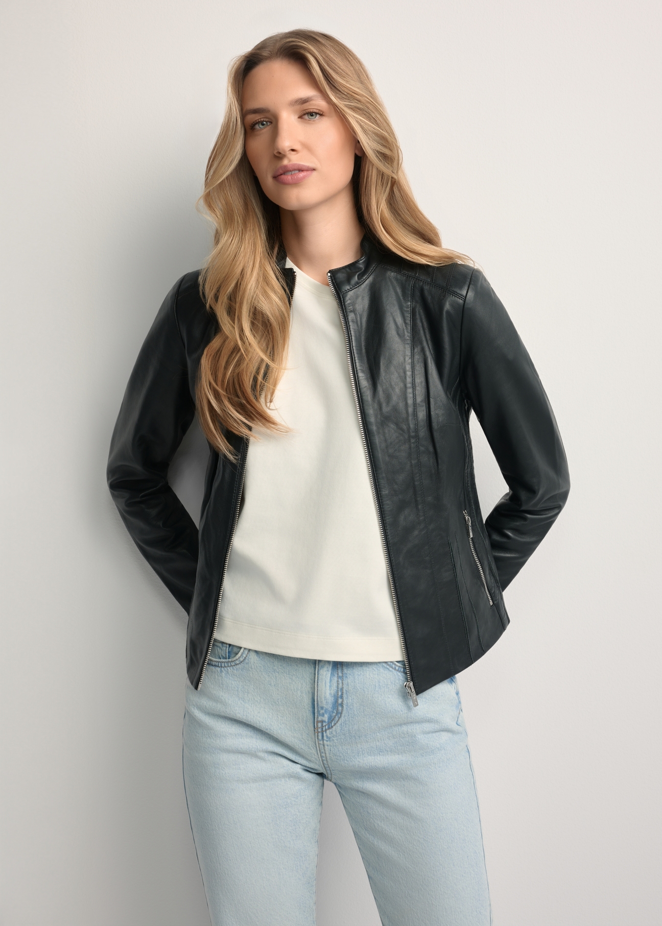 Жіноча чорна шкіряна куртка KURDS-0531-5426(KS), вигляд виробу спереду на моделі. Видно половину силуету.