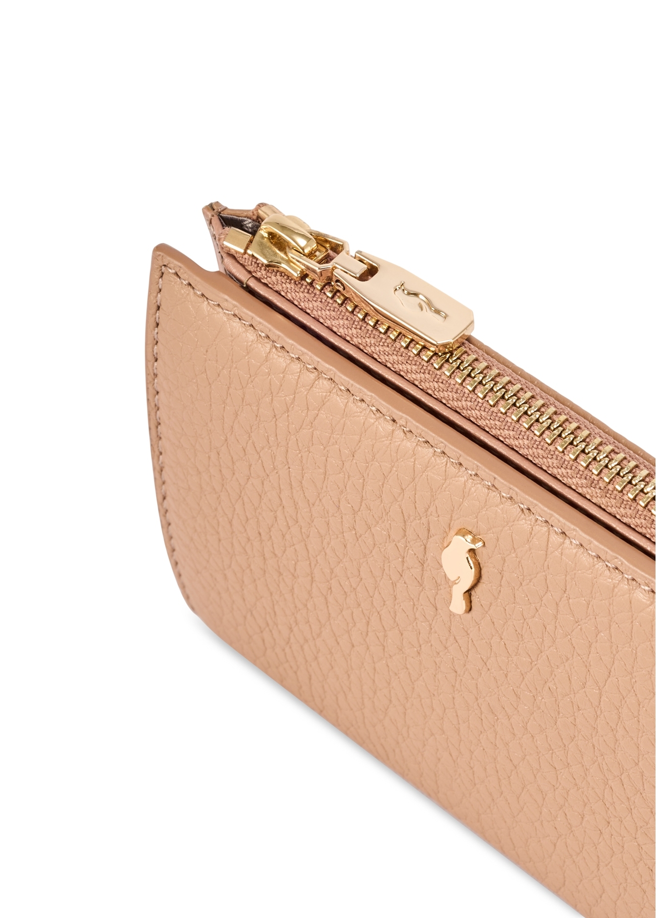 Жіночий шкіряний гаманець брудно-рожевого кольору PORES-0984-5D(W26), крупний план деталі виробу на білому фоні.