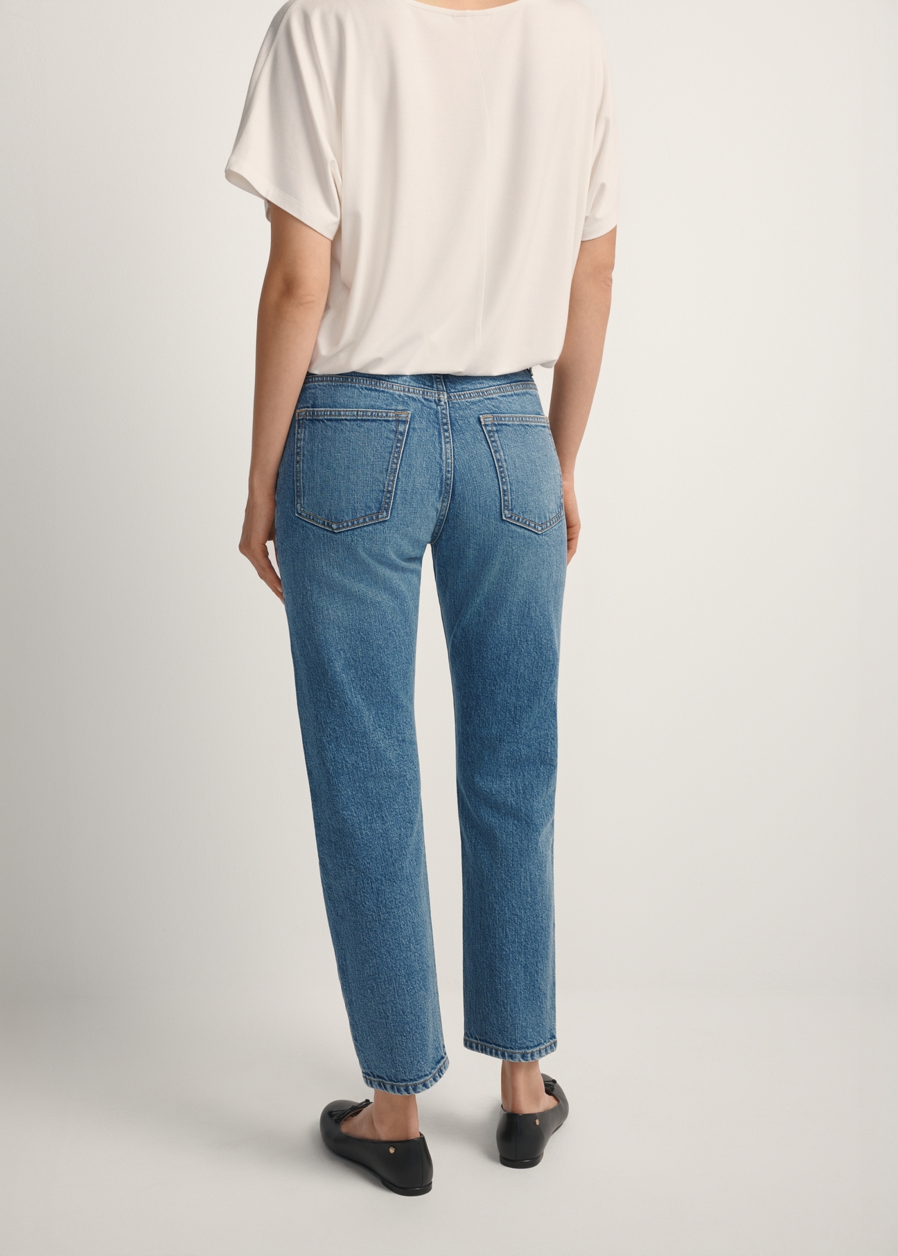 Жіночі темно-сині джинси JEADT-0011-7C(W26), вигляд виробу ззаду на моделі. Видно половину силуету.