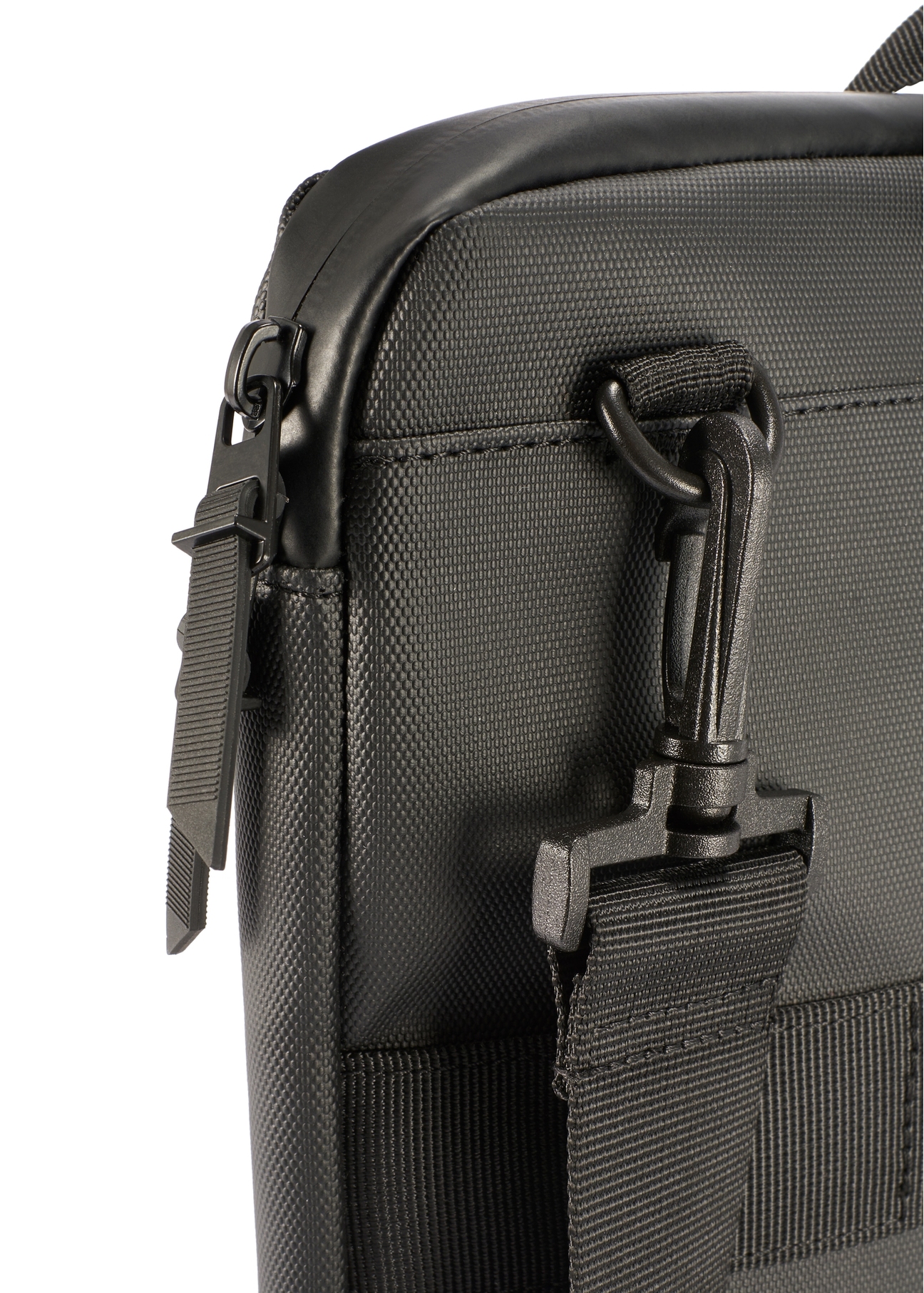 Чорна сумка для ноутбука TORMN-0398-9J(W26), крупний план деталей виробу на білому тлі.