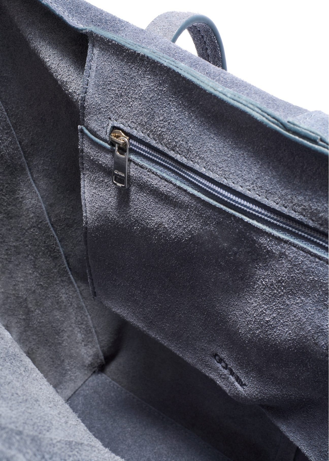 Темно-синя шкіряна жіноча сумка TORES-1252-7C(W26), крупний план деталі виробу на білому фоні.