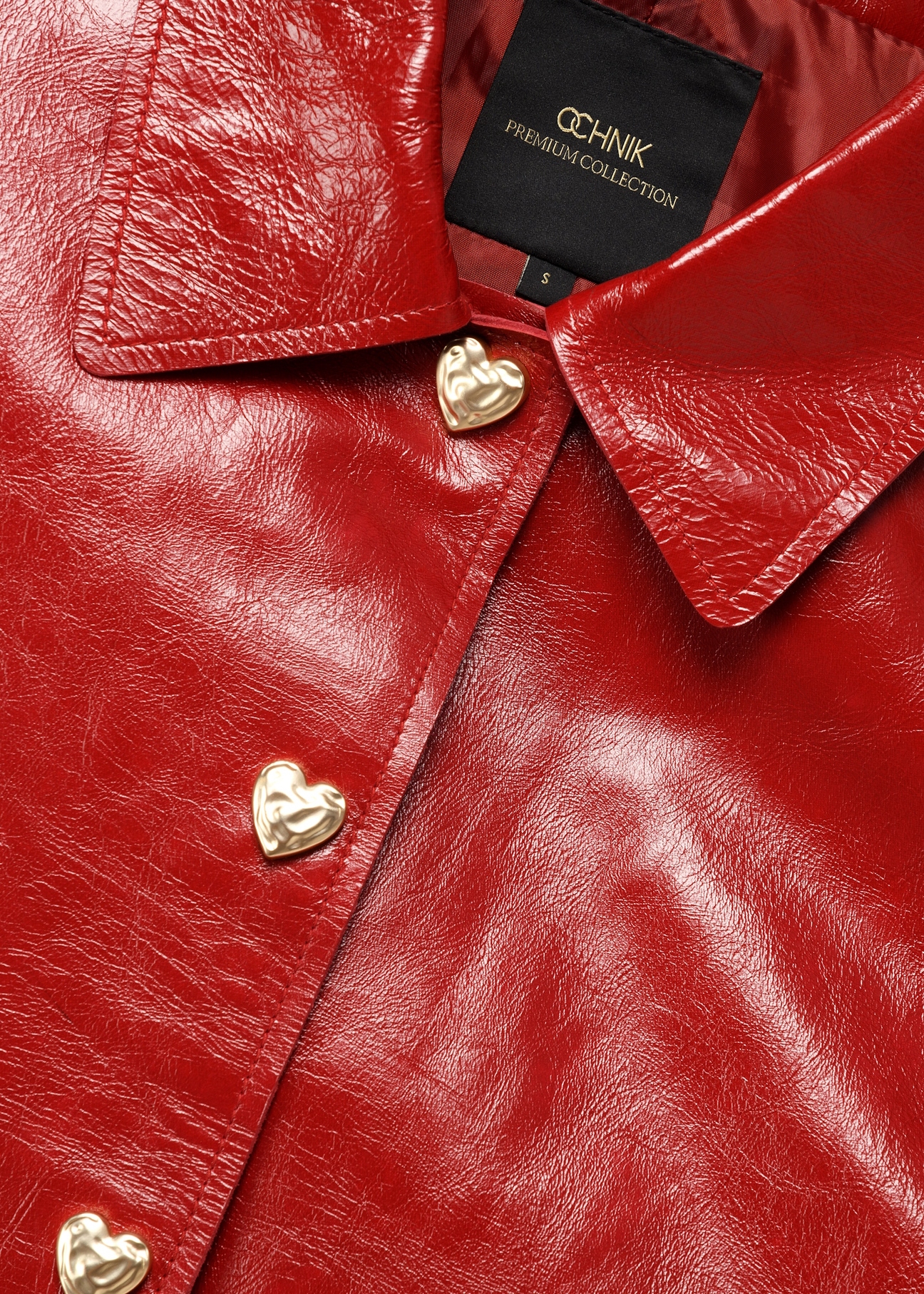 Червона коротка жіноча куртка KURDS-0612-4B(W26), крупний план деталей виробу на білому тлі.