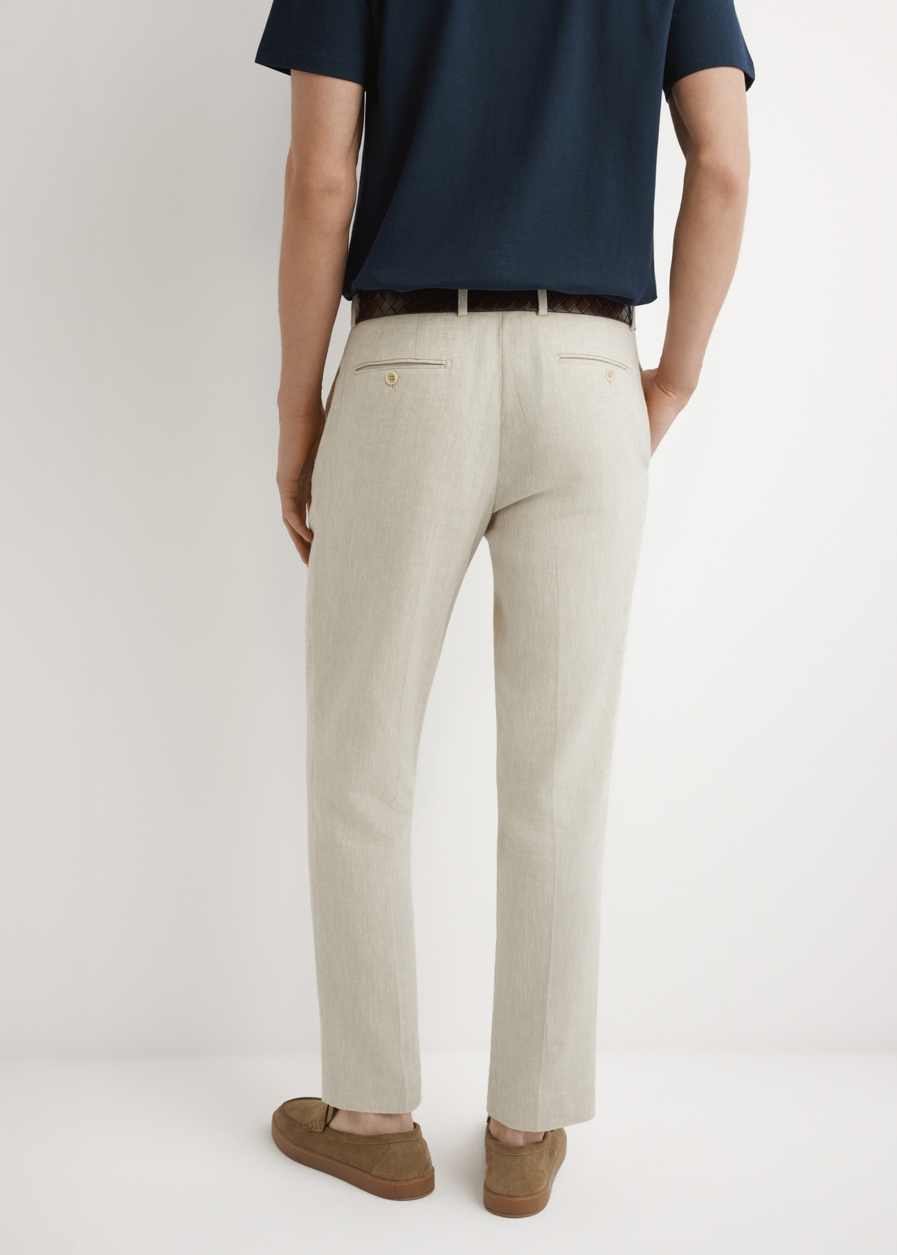 Чоловічі бежеві штани-костюми в ялинку SPOMT-0117-1B(W26), вигляд виробу зі спини на моделі. Видно половину силуету.