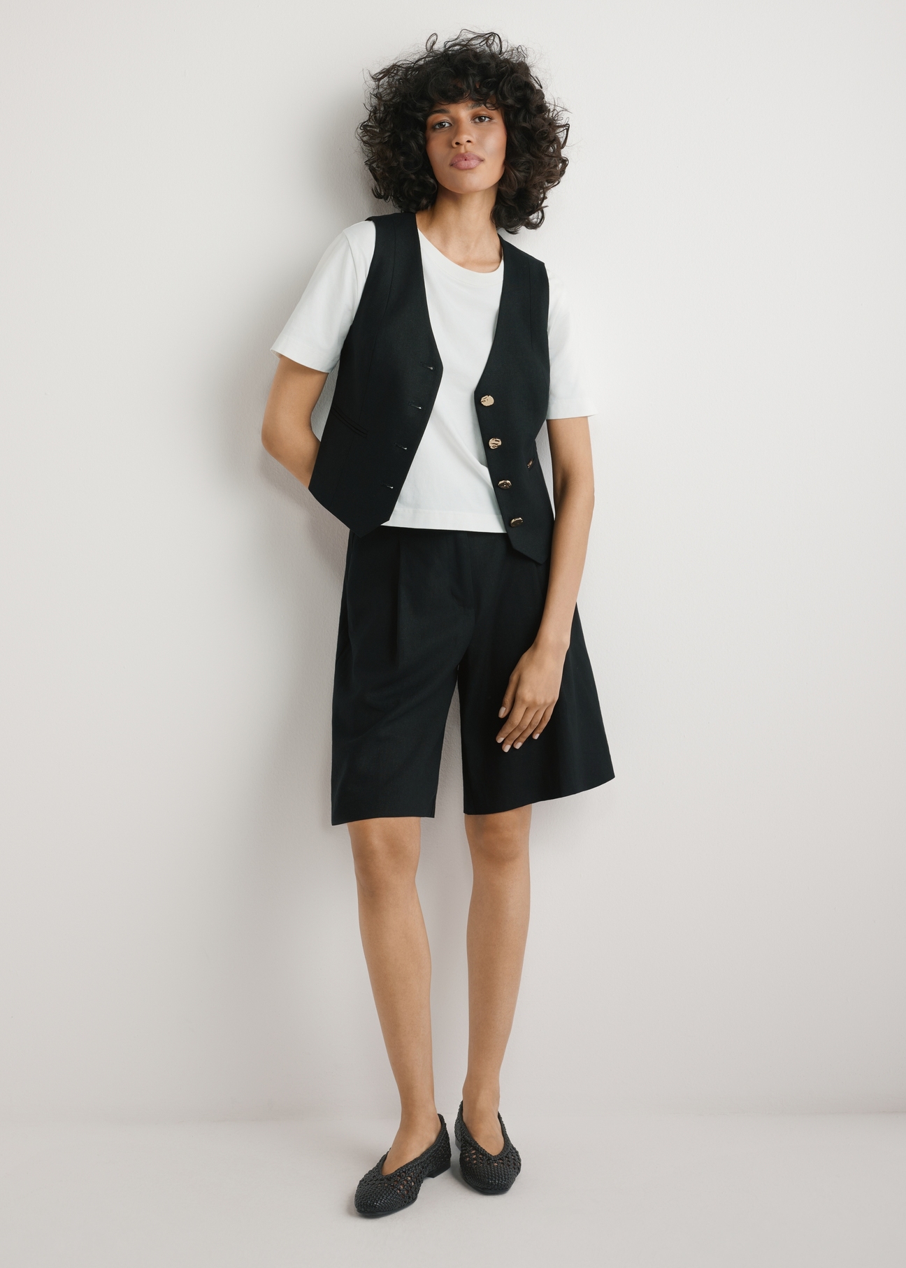 Жіночі елегантні чорні шорти SZODT-0017-99(W26), вигляд виробу спереду на моделі. Видно все тіло.