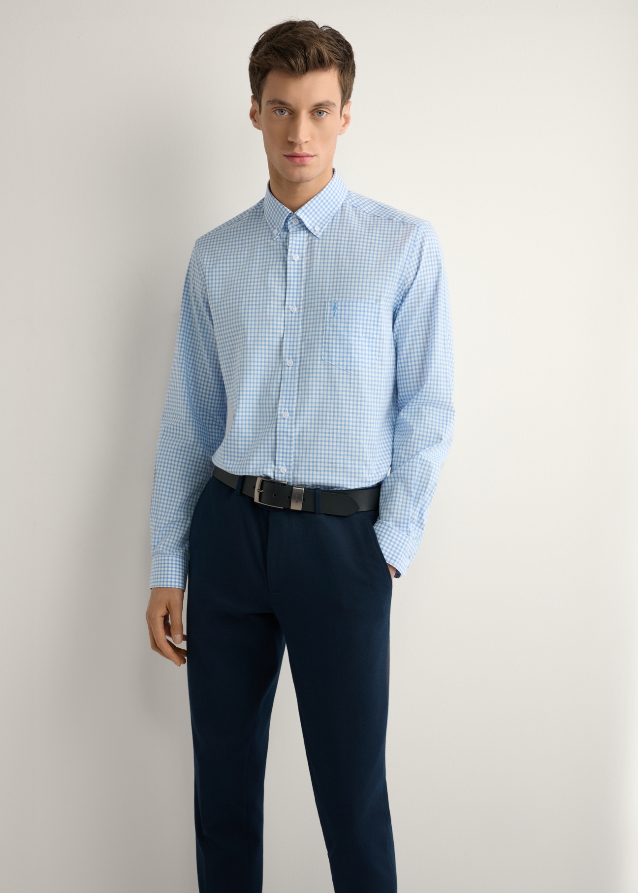 Чоловіча синя картата бавовняна сорочка KOSMT-0277-7B(W26), вигляд виробу спереду на моделі. Видно половину силуету.