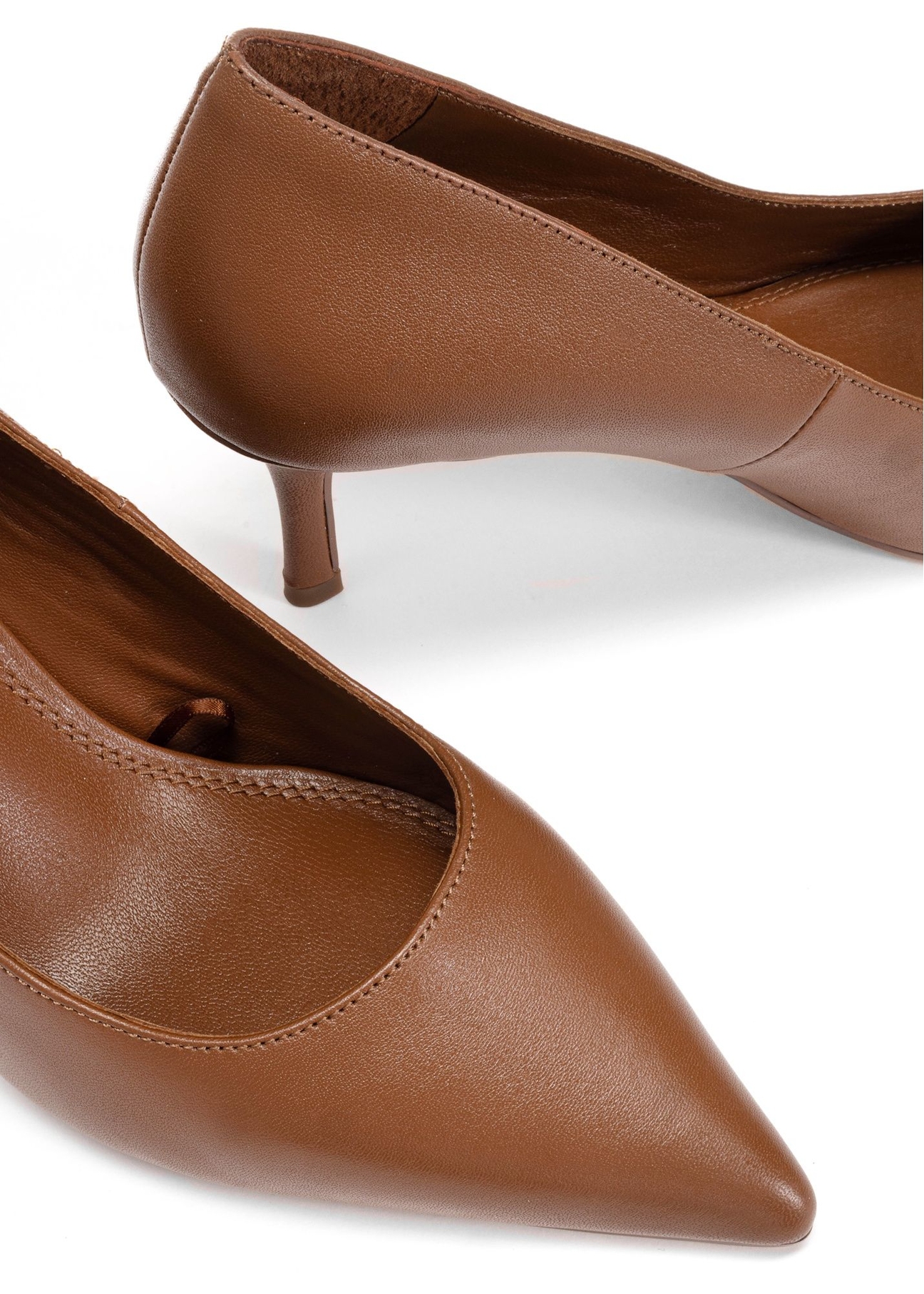 Жіночі туфлі-човники з верблюжої шкіри BUTYD-1031A-1D(W26), крупний план деталі виробу на білому фоні.