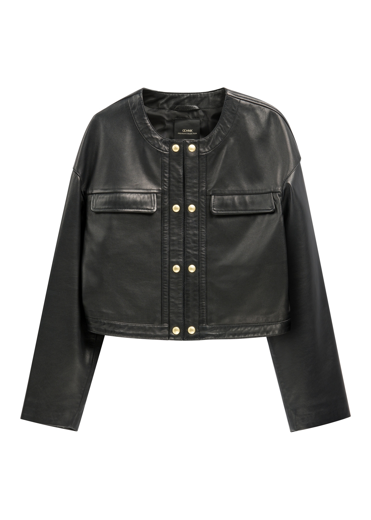 Жіноча коротка шкіряна куртка чорного кольору KURDS-0597-99(W26), вигляд виробу спереду на білому тлі.