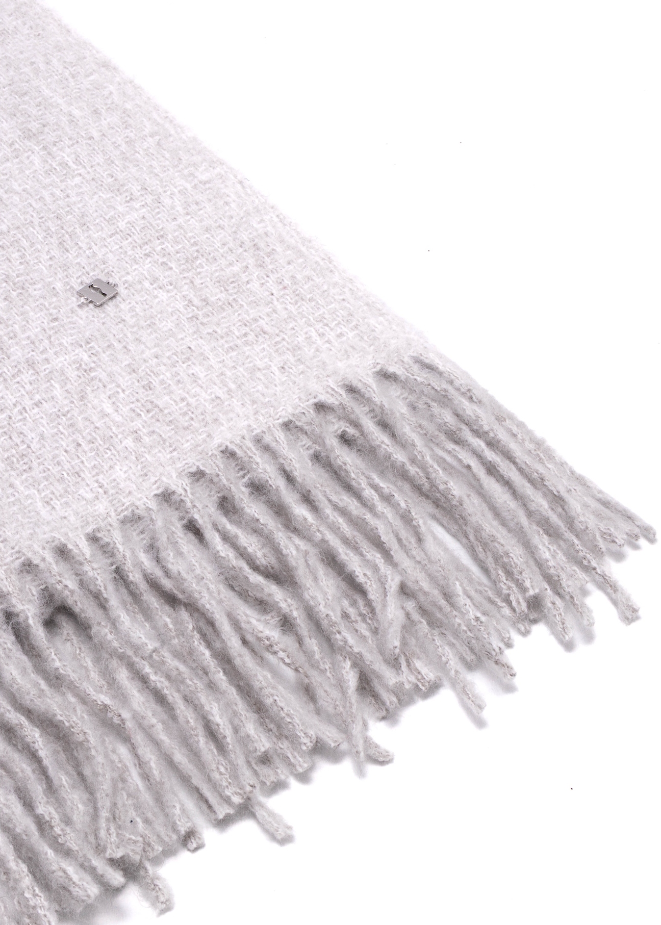 Сірий жіночий шарф з бахромою SZADT-0209-91(Z25), крупний план деталі виробу на білому фоні.