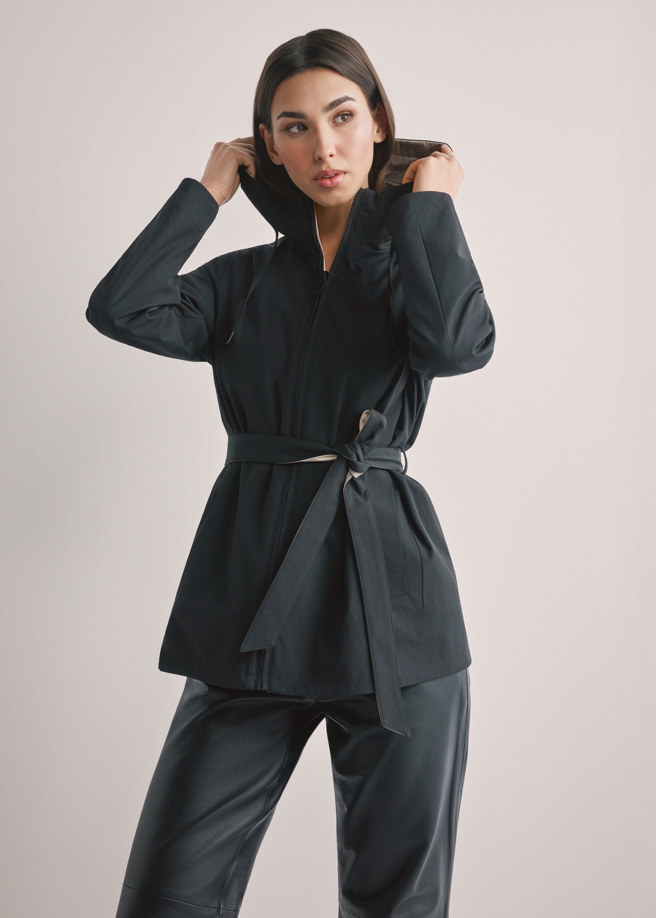 Жіноча двостороння перехідна куртка KURDT-0655-9J(W26), вигляд виробу спереду на моделі. Видно половину силуету.