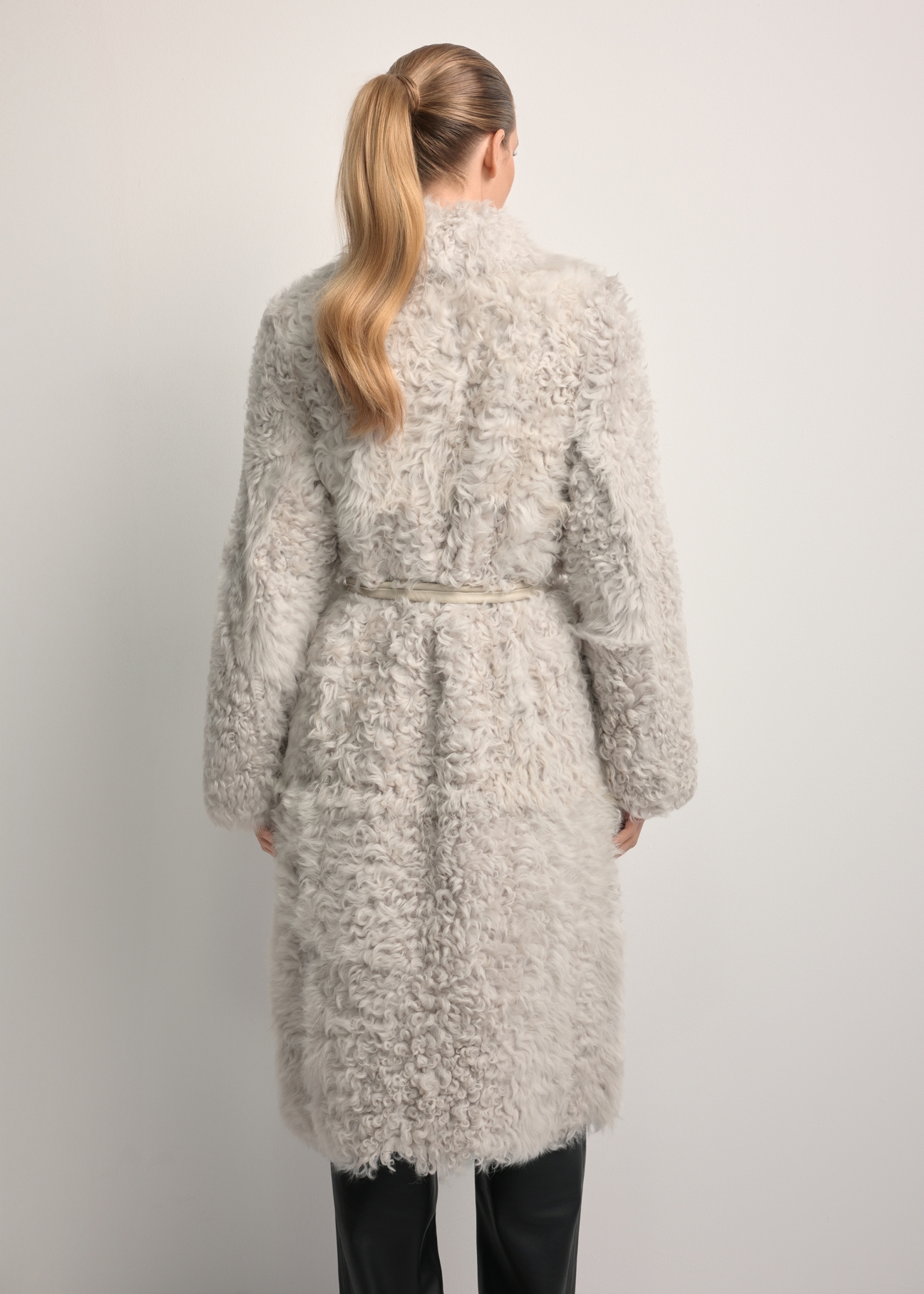Кремова двостороння жіноча дублянка KOZDS-0091-1394(Z25), вигляд виробу ззаду на моделі. Видно половину силуету.