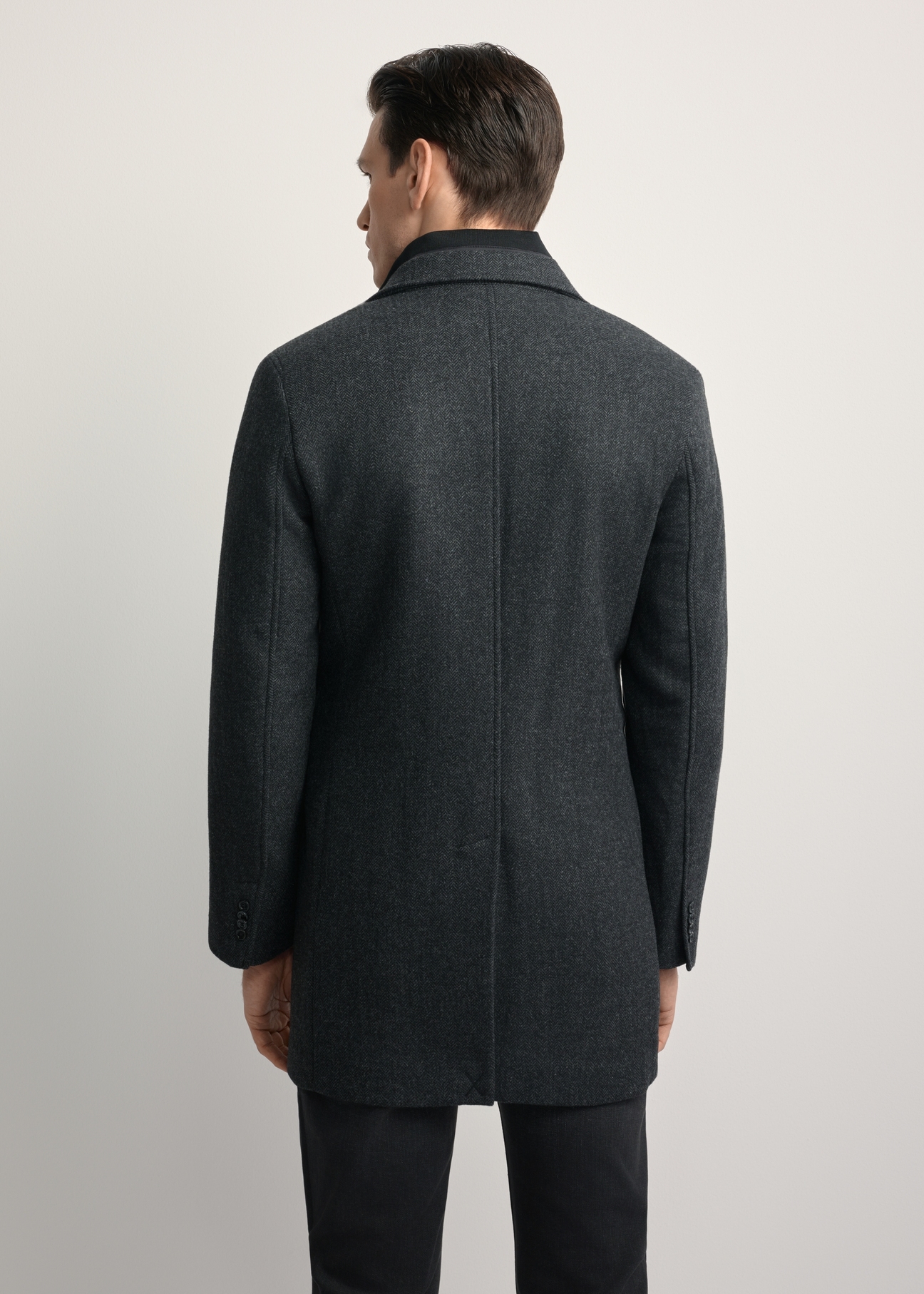 Чоловіче сіре вовняне пальто PLAMT-0008-91(Z25), вигляд виробу ззаду на моделі. Видно половину силуету.