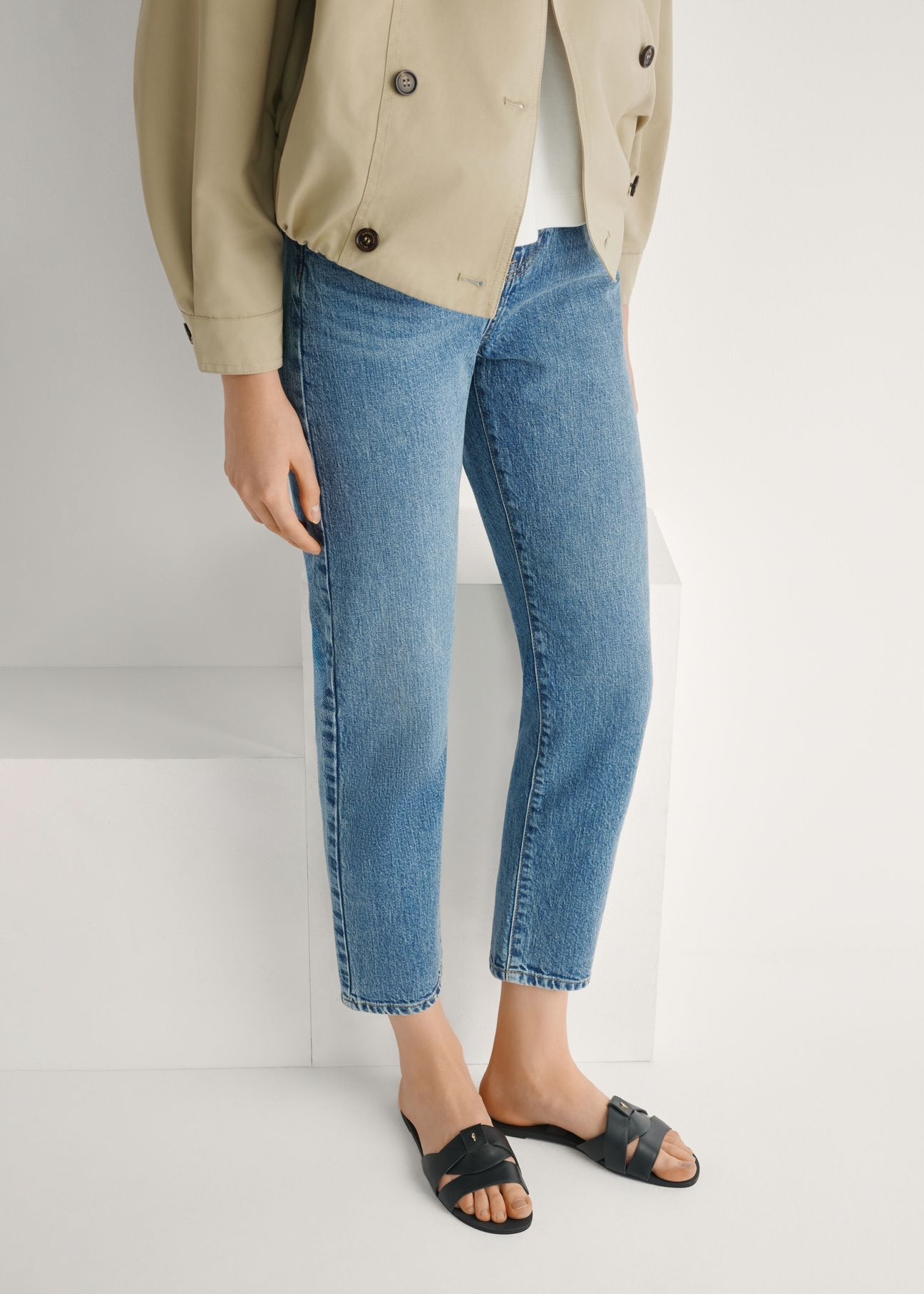 Жіночі чорні плетені шльопанці BUTYD-0903C-99(W26), вигляд виробу спереду на ногах моделі.