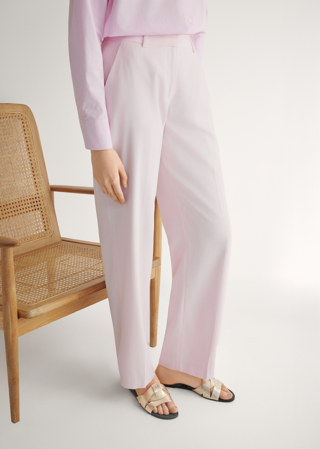 Жіночі золотисті плетені шльопанці BUTYD-0903C-2X(W26), вигляд виробу збоку на ногах моделі.