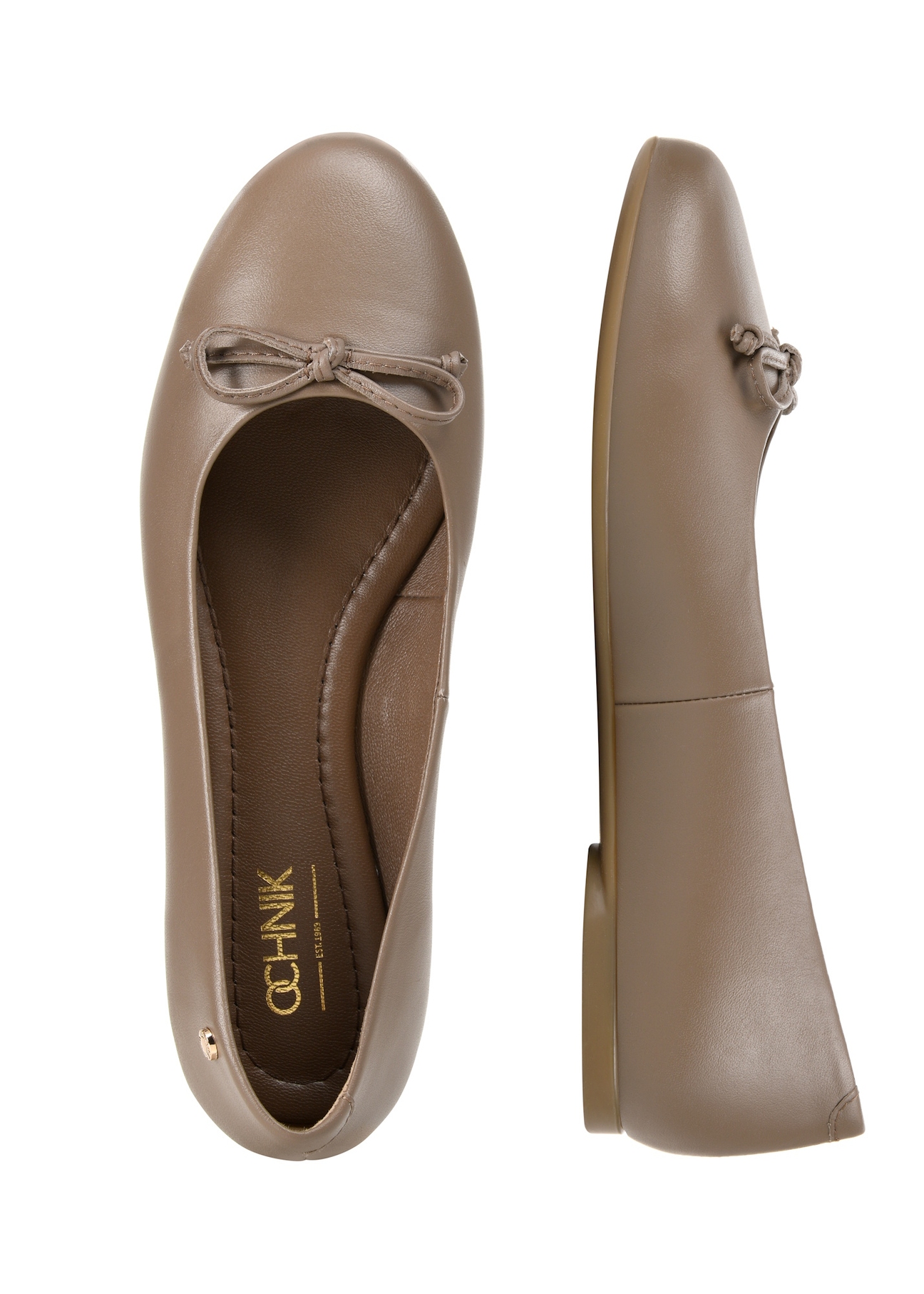 Жіночі шкіряні балетки холодного бежевого кольору BUTYD-1248-1K(W26), вигляд виробу зверху на білому фоні.