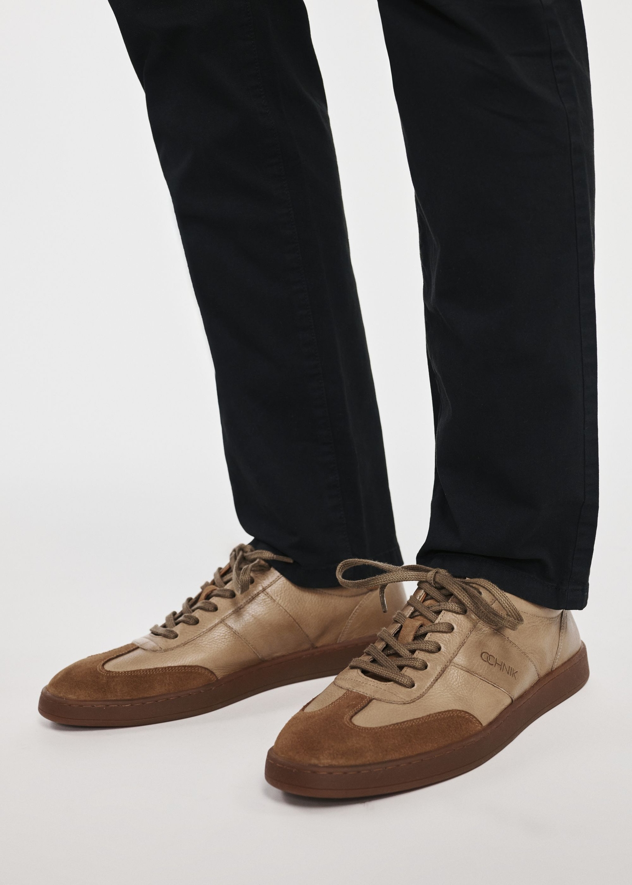 Чоловіче шкіряне спортивне взуття BUTYM-0487-1B(W26), вигляд виробу на ногах моделі, на світлому фоні.