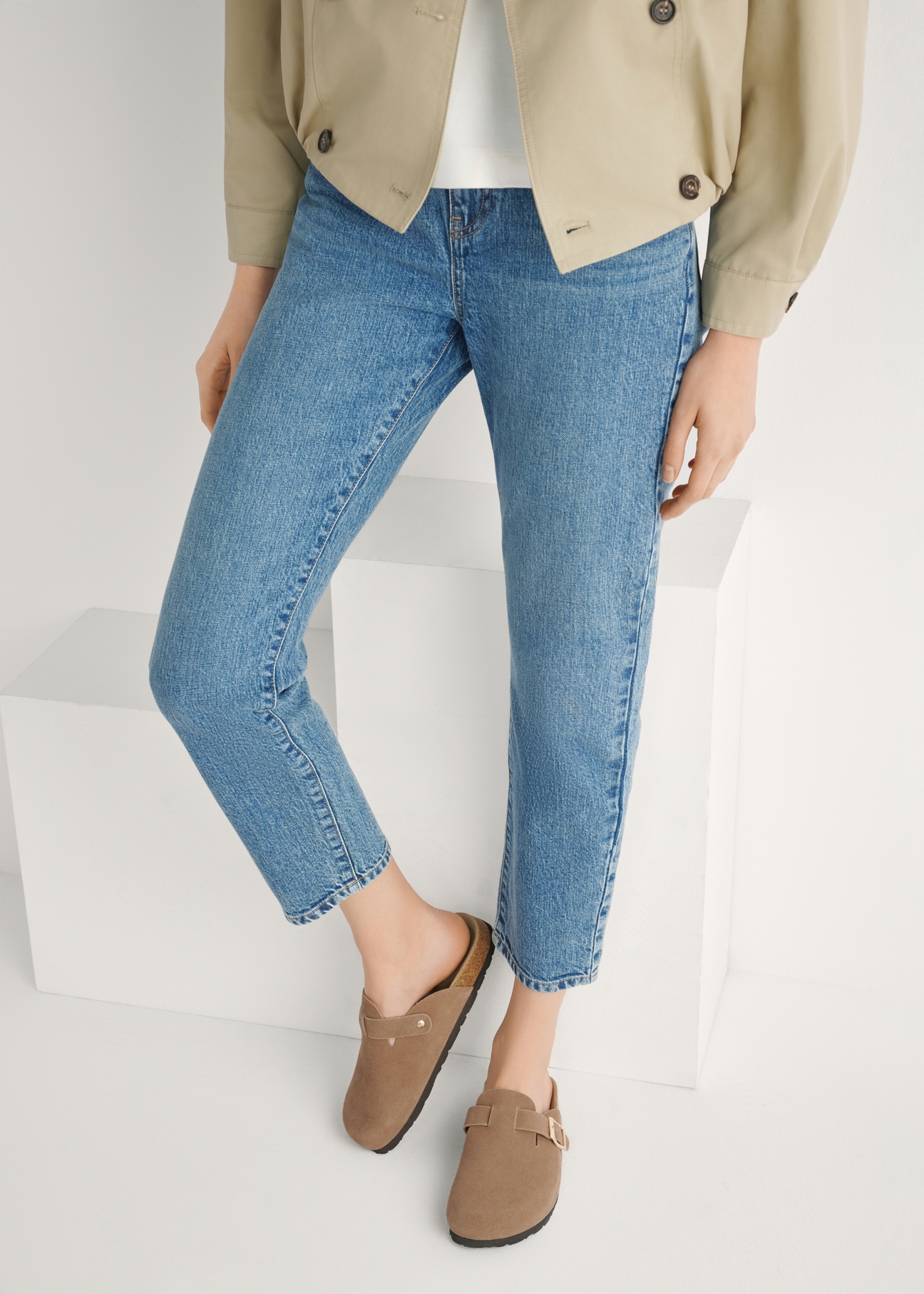 Жіночі замшеві шльопанці кольору верблюжої шкіри BUTYD-1267-1D(W26), вигляд виробу спереду на ногах моделі.