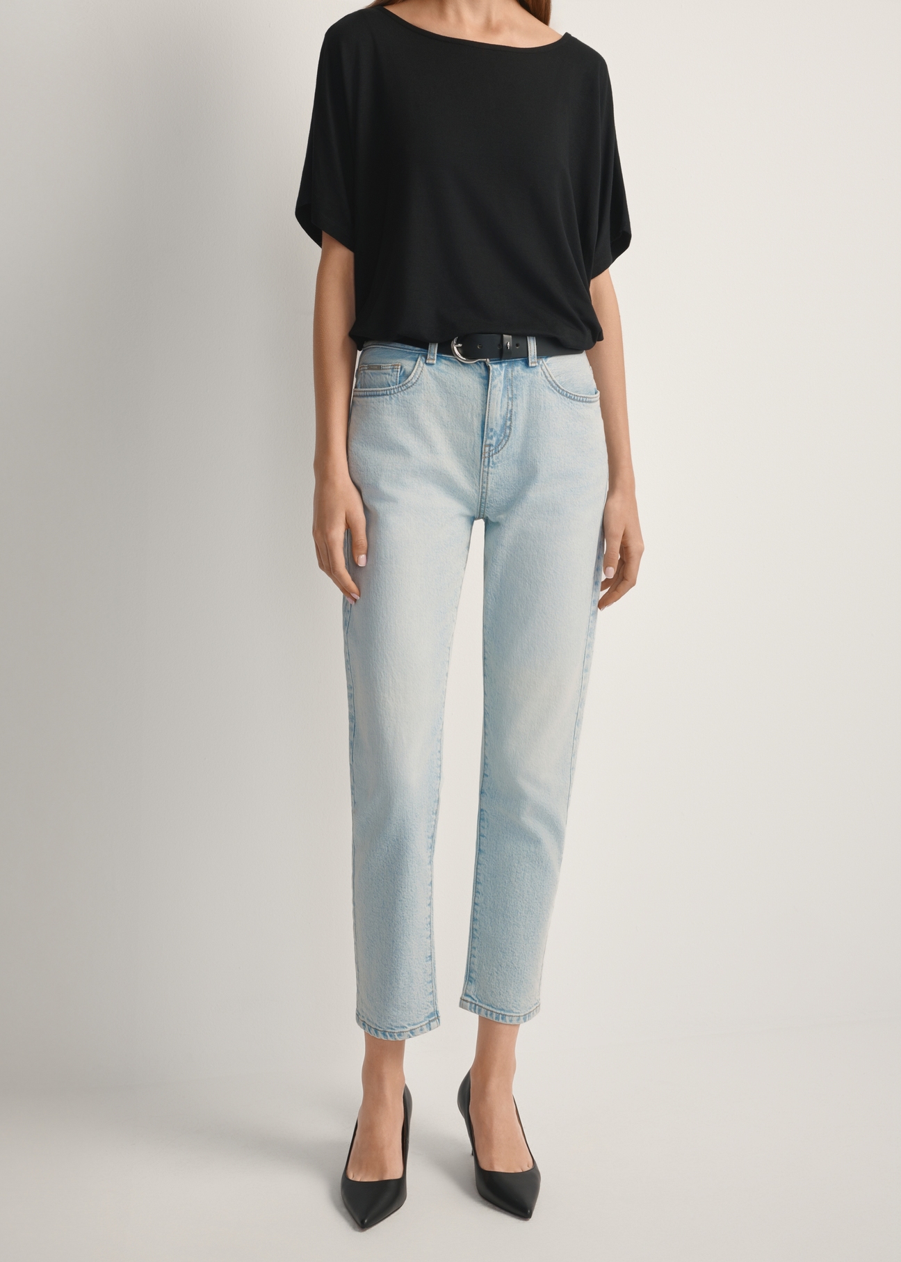 Світло-блакитні жіночі джинси JEADT-0011-7A(W26), вигляд виробу спереду на моделі. Видно половину силуету.