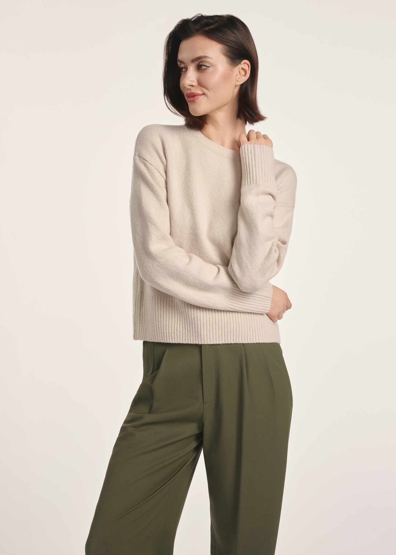 Бежевий жіночий светр SWEDT-0242-80(Z25), вигляд виробу спереду на моделі. Видно половину силуету.