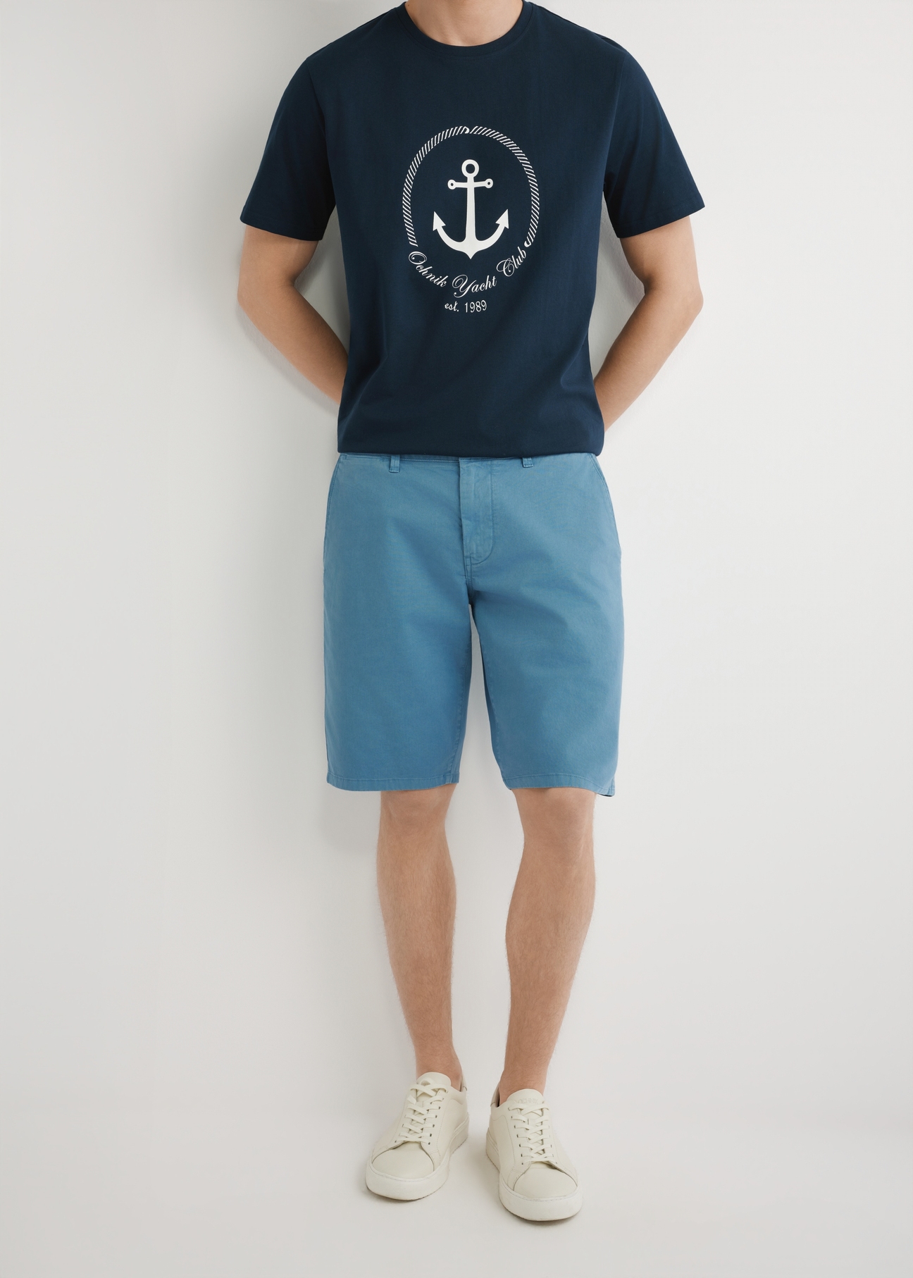 Чоловічі сині шорти SZOMT-0029-7B(W26), вигляд виробу спереду на моделі. Видно половину силуету.