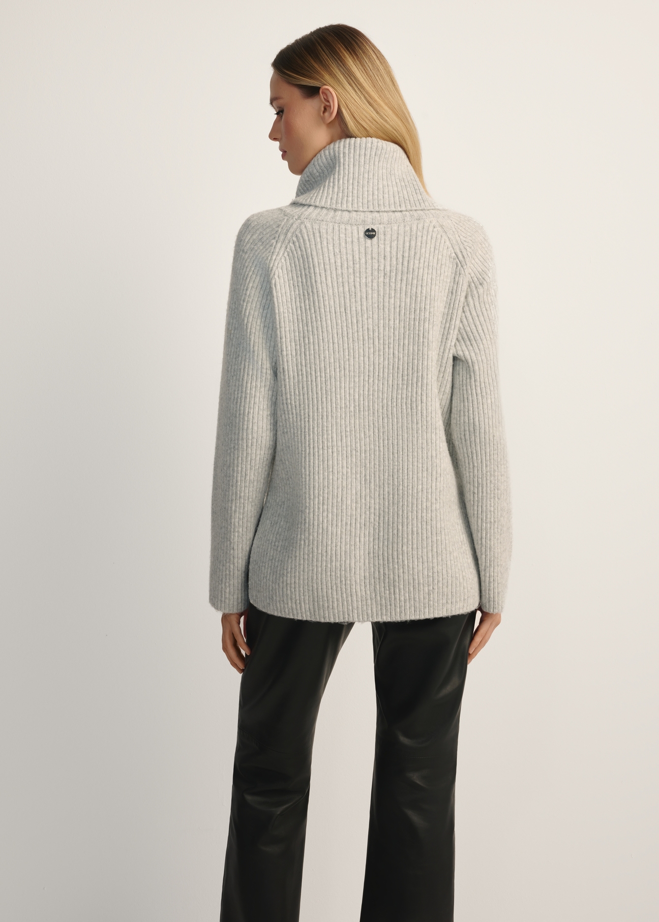 Жіночий сірий светр з вовняної суміші SWEDT-0252-91(Z25), вигляд виробу ззаду на моделі. Видно половину силуету.