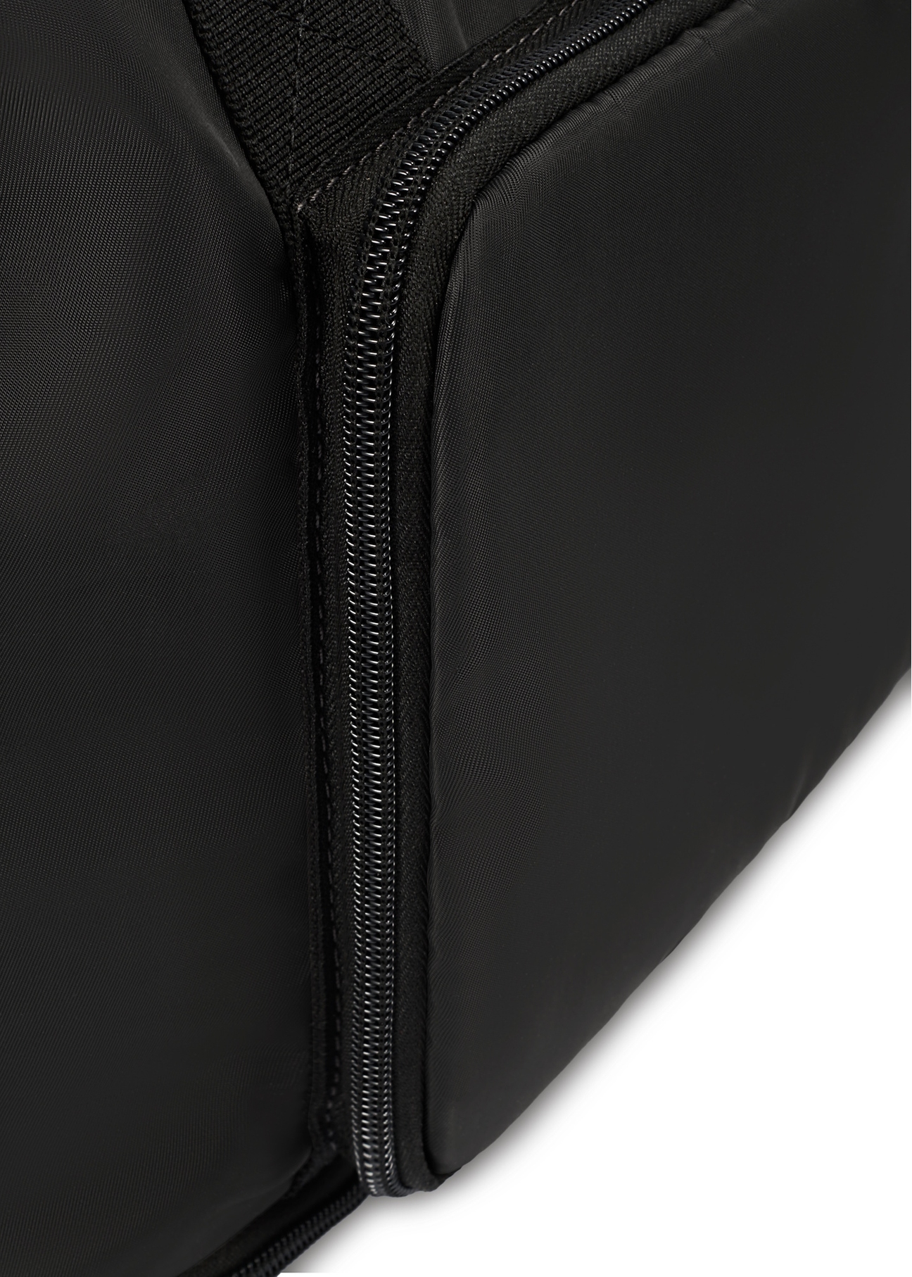 Чорна чоловіча сумка TORMN-0369-99(Z25), крупний план деталі виробу на білому фоні.