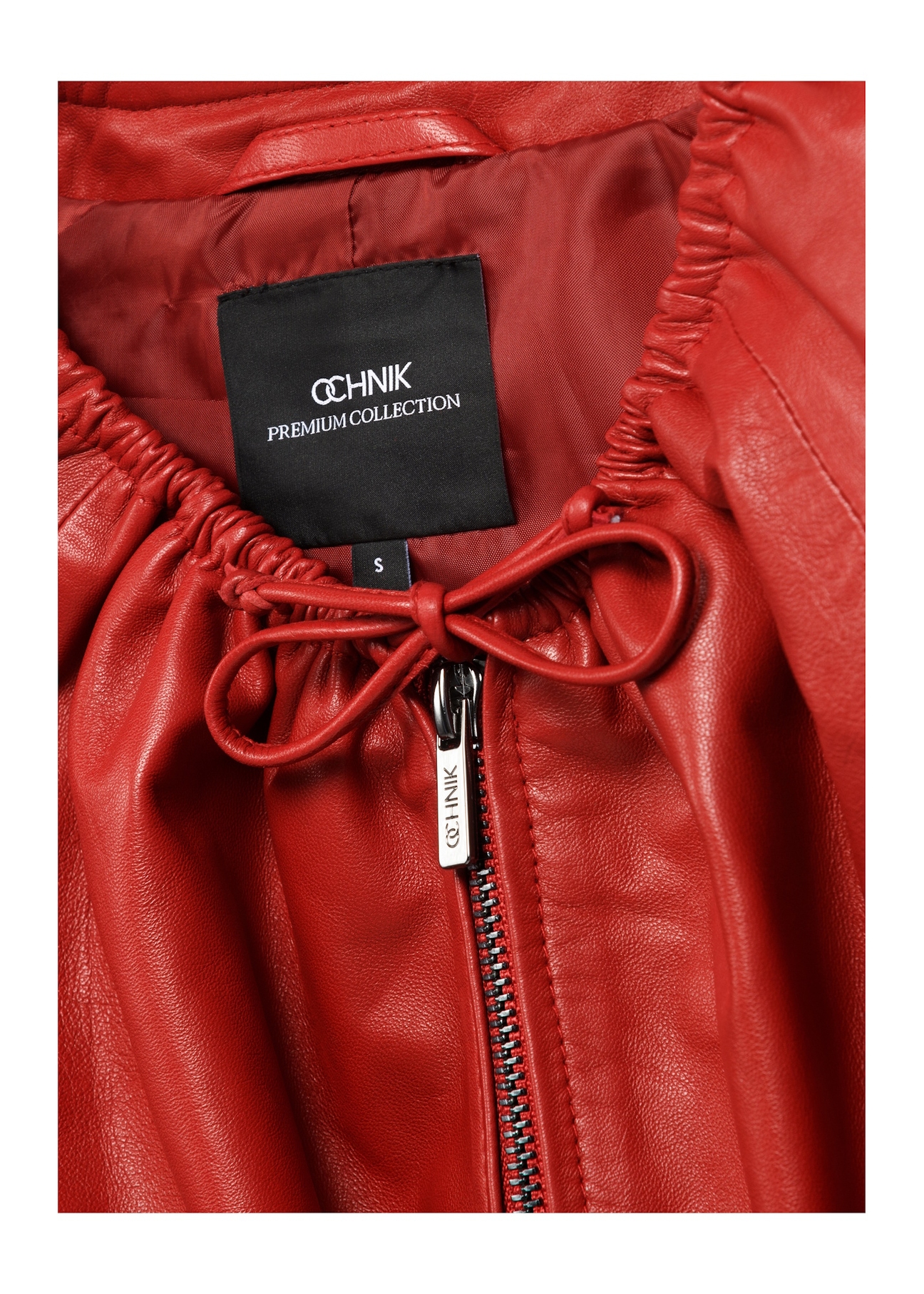 Жіноча червона шкіряна куртка KURDS-0588-4B(W26), крупний план деталі виробу на білому фоні.