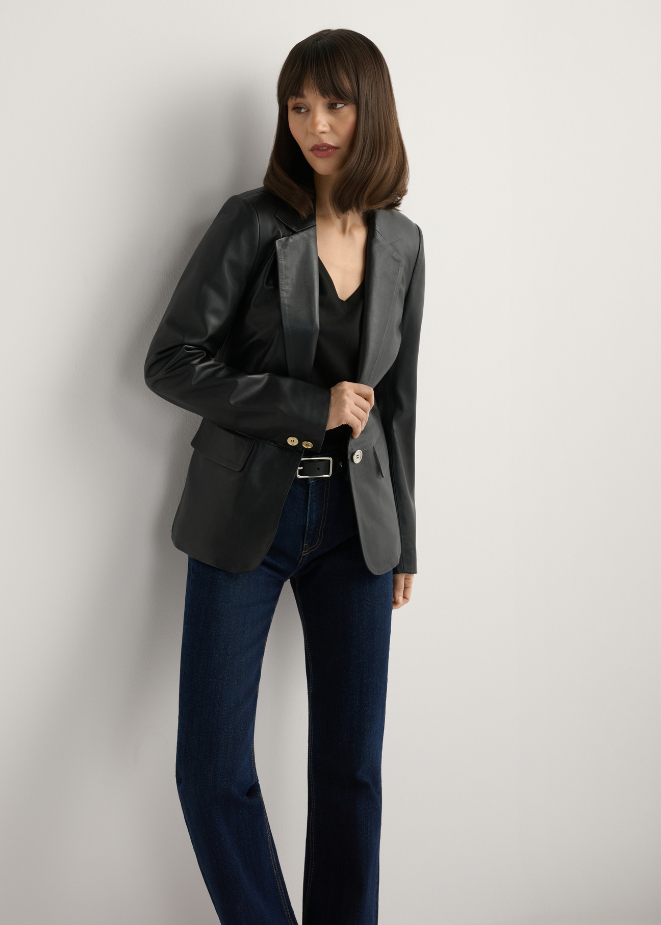 Жіноча чорна шкіряна куртка KURDS-0445-99(W26), вигляд виробу спереду на моделі. Видно половину силуету.