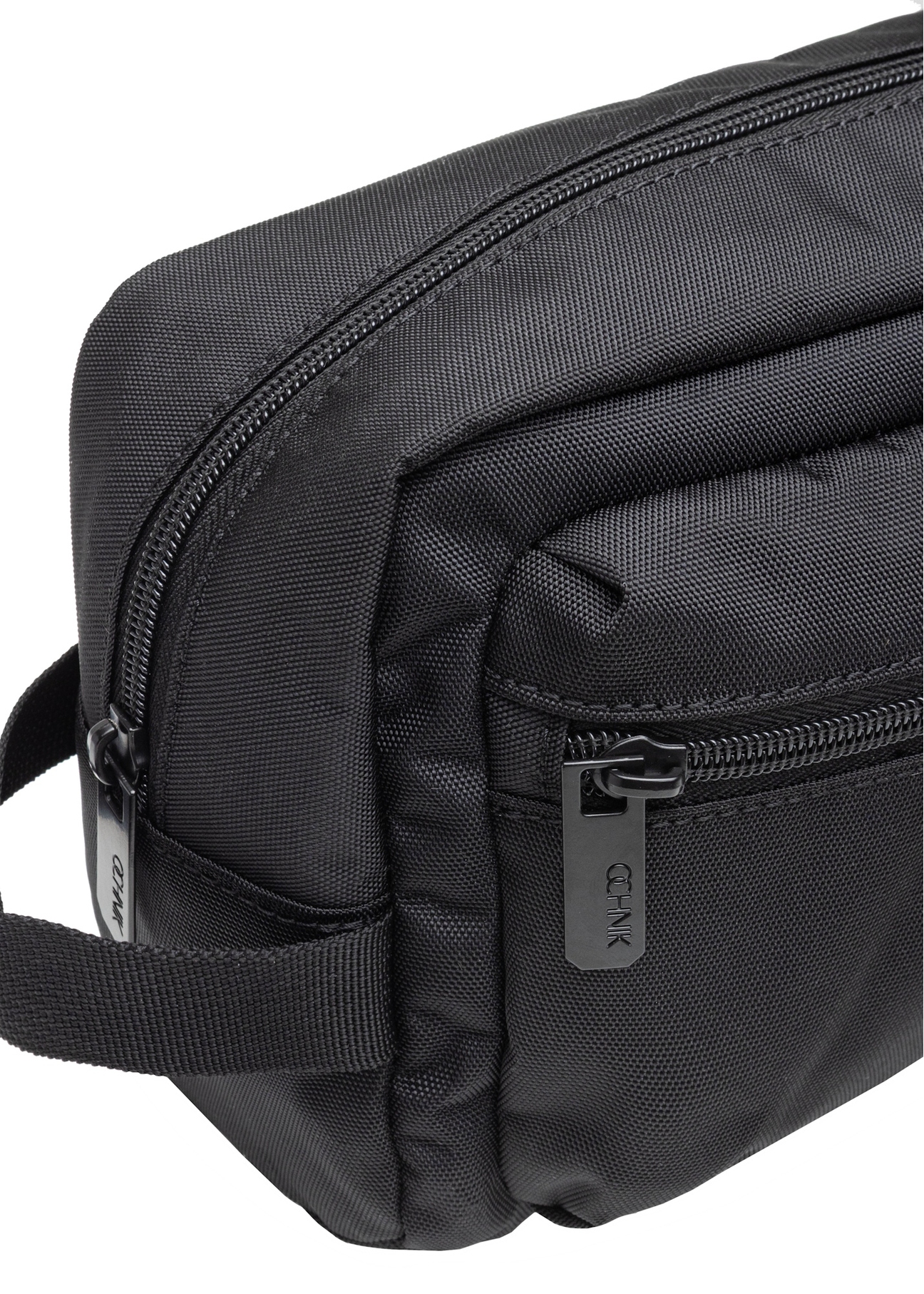 Чорна велика чоловіча косметичка TORMN-0367-99(Z25), крупний план деталі виробу на білому фоні.