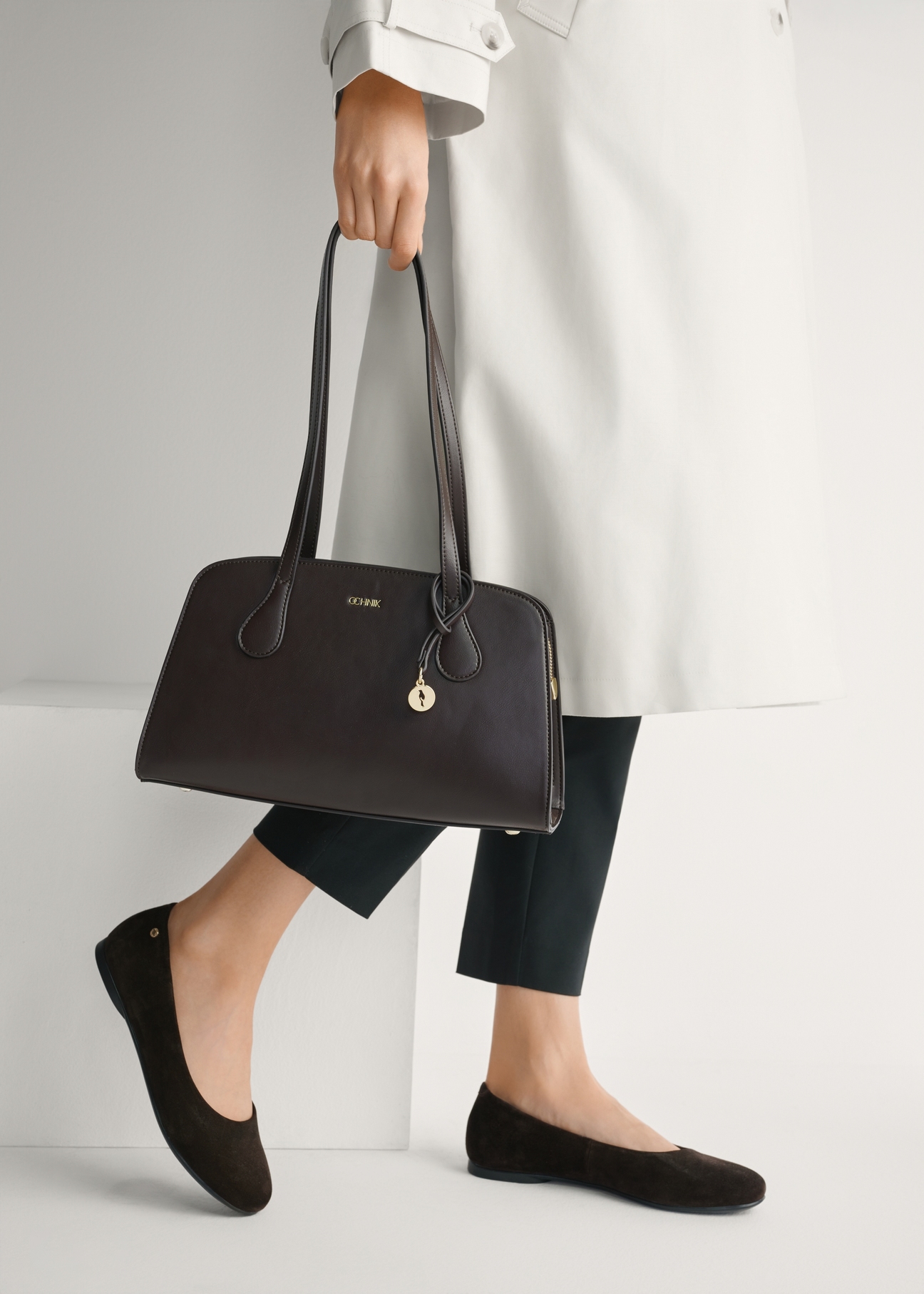 Жіночі замшеві балетки коричневого кольору BUTYD-1247-1I(W26), вигляд виробу збоку на ногах моделі.