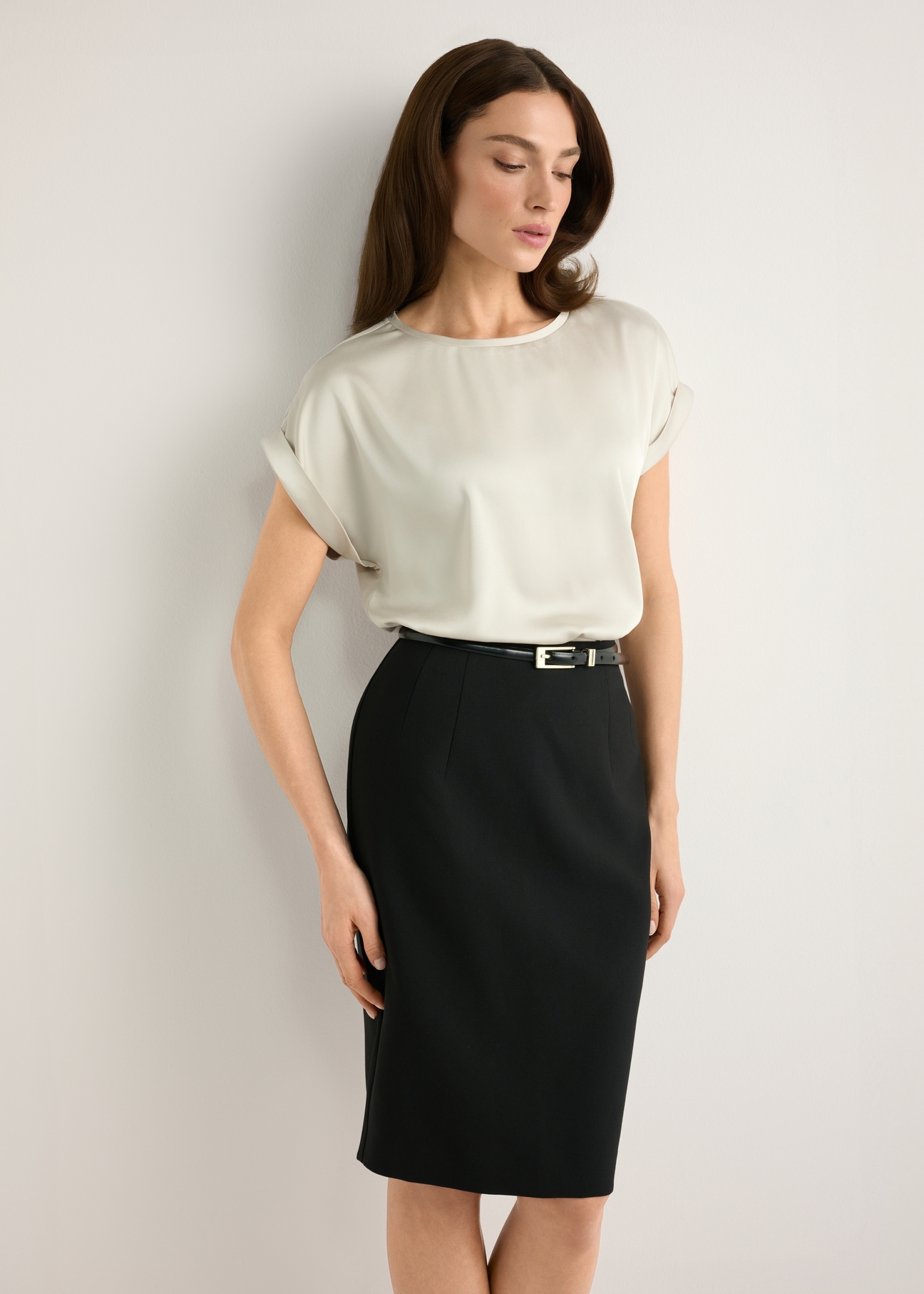 Світло-бежева жіноча блузка BLUDT-0205-1A(W26), вигляд виробу спереду на моделі. Видно половину силуету.