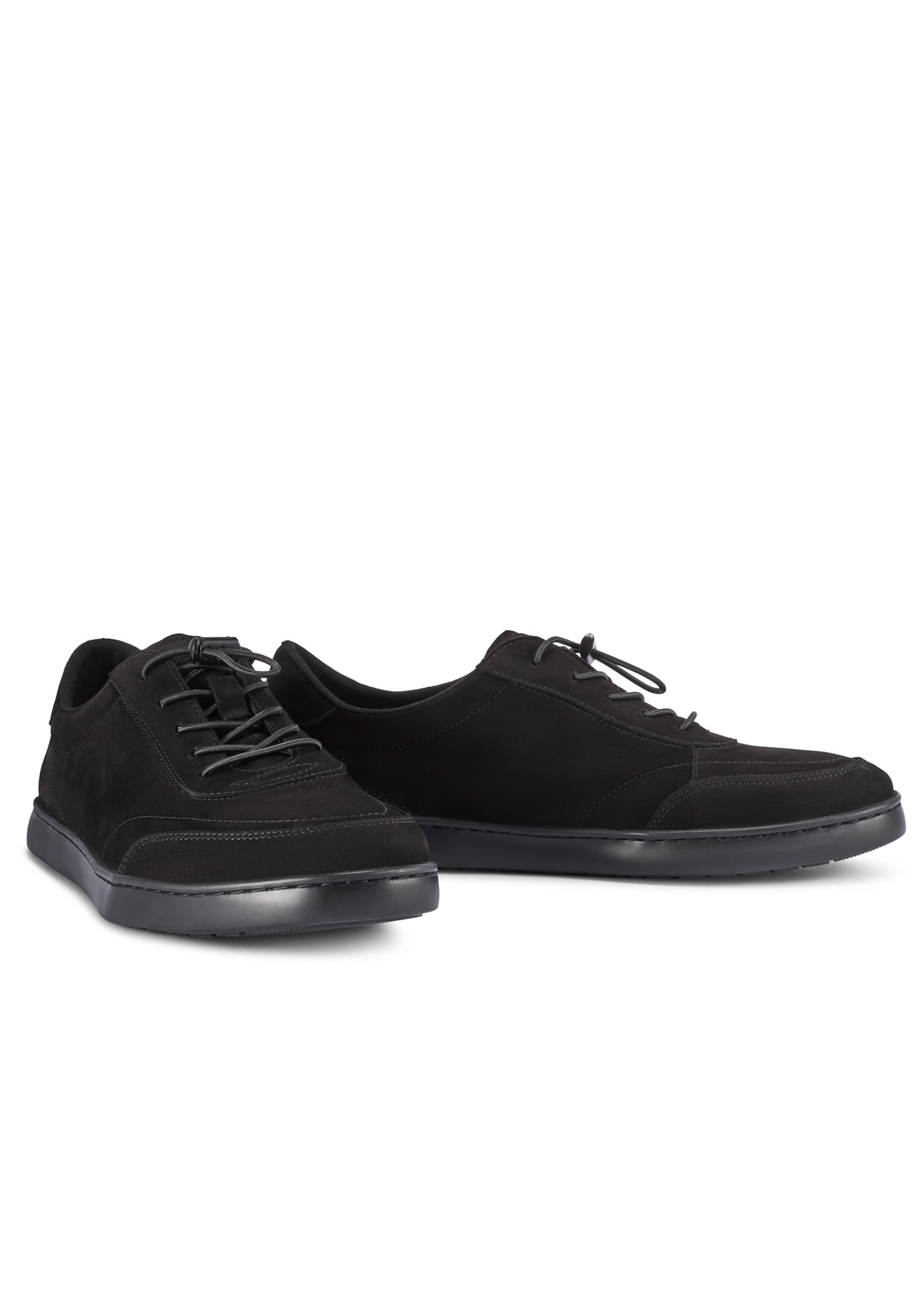 Чорні чоловічі шкіряні туфлі BUTYM-0529-99(W26), діагональний вигляд виробу на білому тлі.