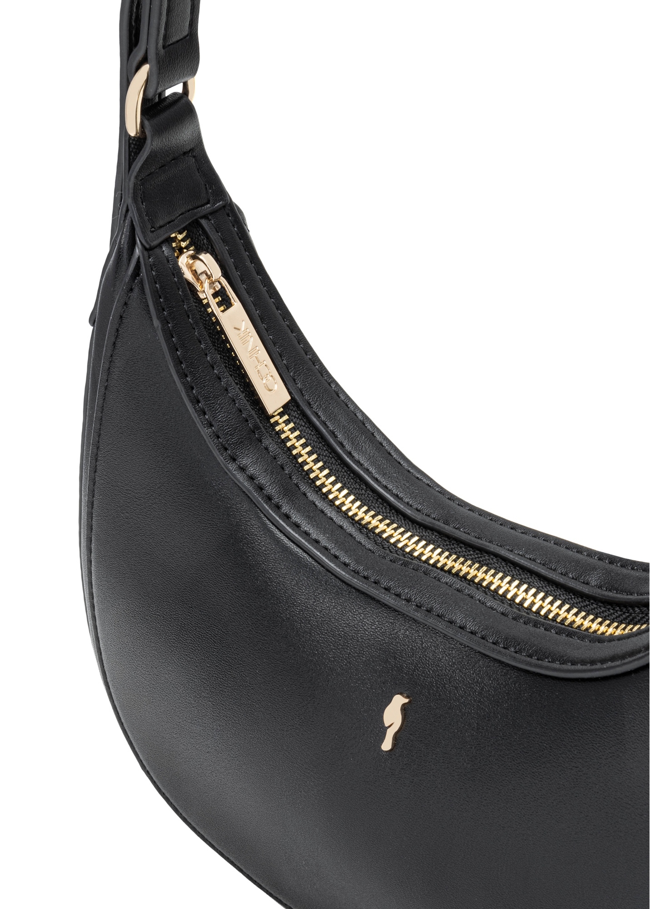 Чорна маленька сумка-хобо TOREC-1136-99(W26), крупний план деталей виробу на білому тлі.