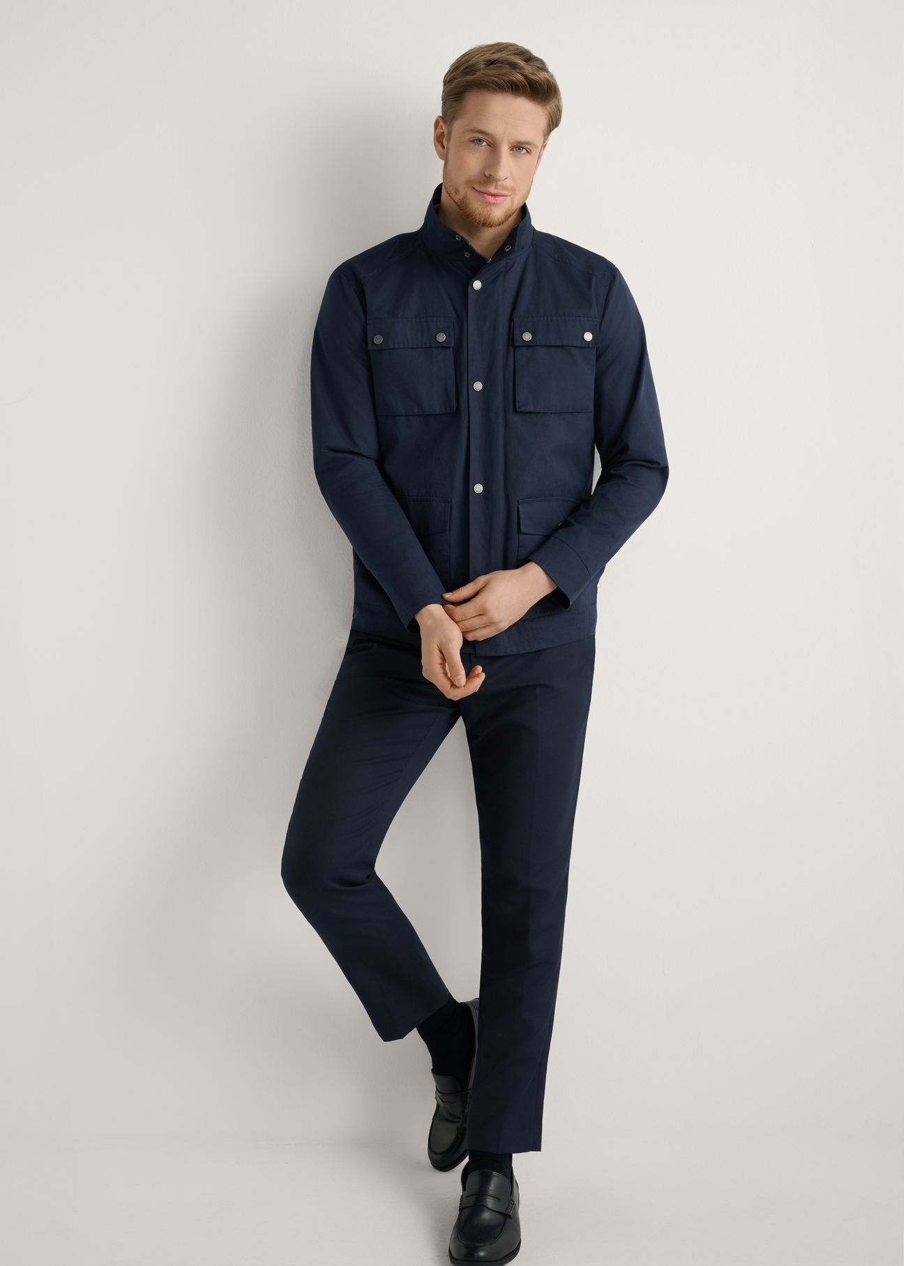 Чоловіча темно-синя перехідна куртка KURMT-0376-7D(W26), вигляд виробу спереду на моделі. Видно все тіло.