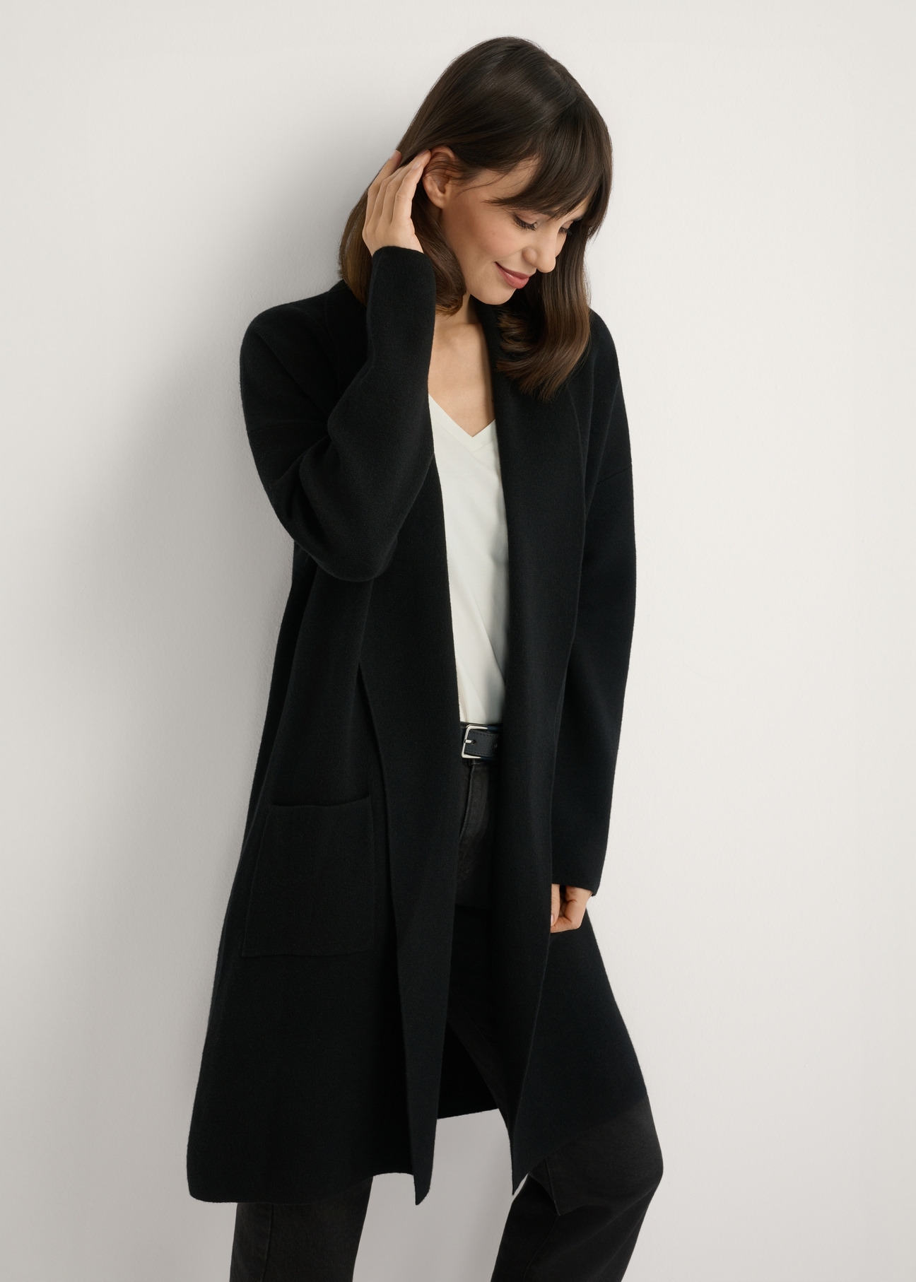 Чорний базовий жіночий кардиган KARDT-0041-99(W25), вигляд виробу спереду на моделі. Видно половину силуету.