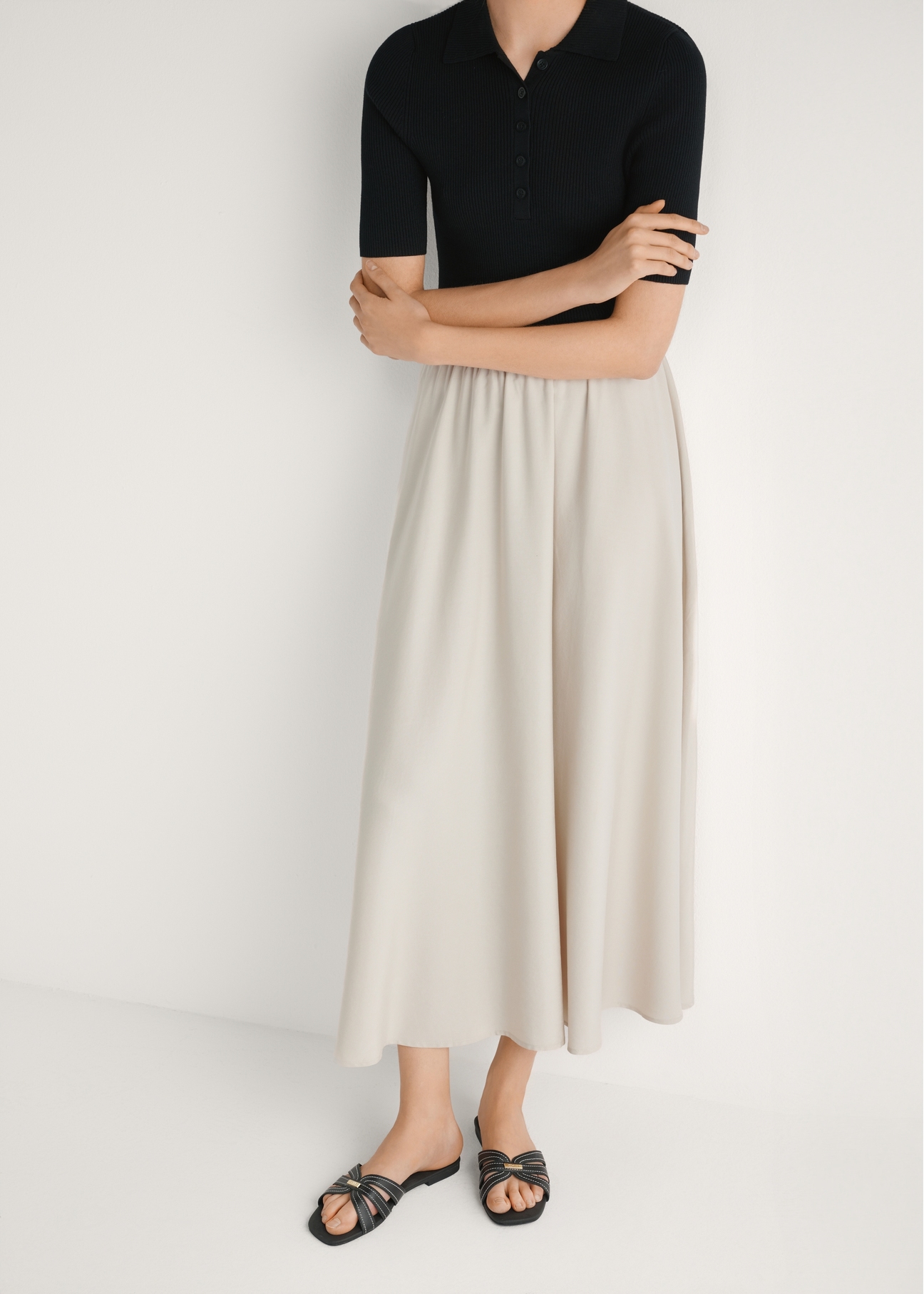 Чорні жіночі шльопанці з прострочкою BUTYD-1223-99(W26), вигляд виробу спереду на ногах моделі.