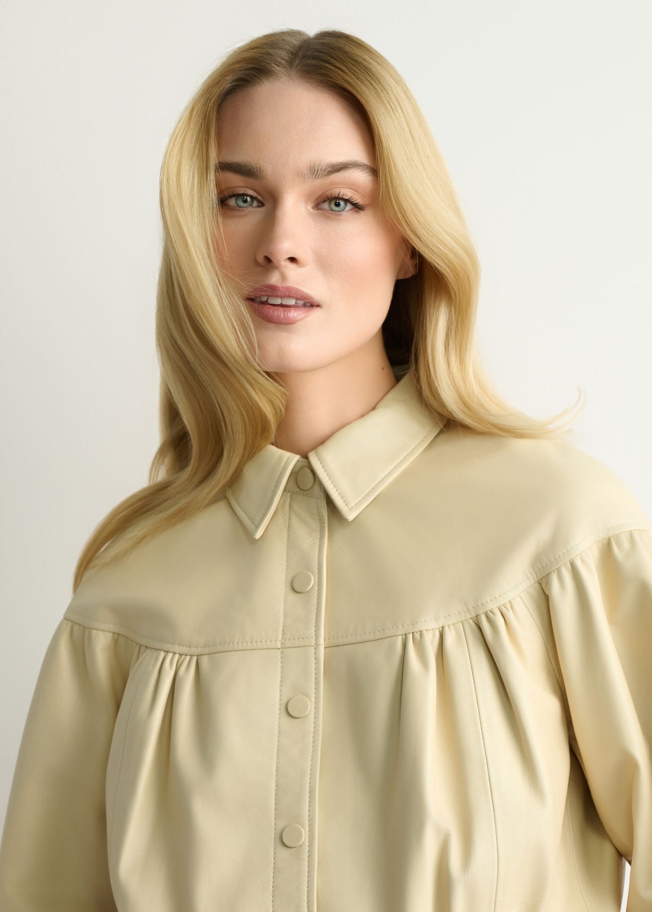 Світло-жовта жіноча шкіряна куртка KURDS-0574-2A(W26), крупний план деталі виробу на моделі.