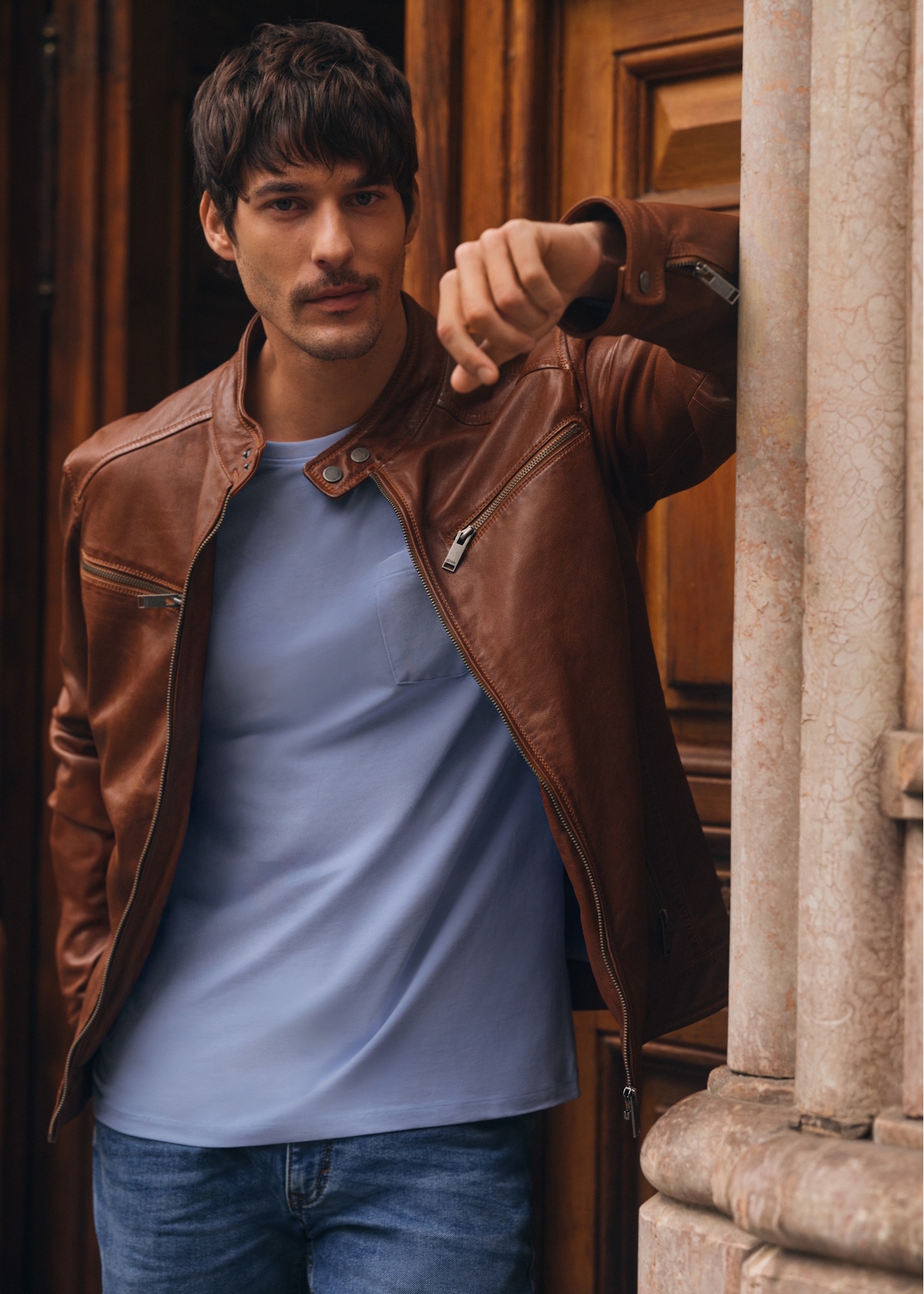 Світло-коричнева чоловіча шкіряна куртка KURMS-0326-1G(W26)