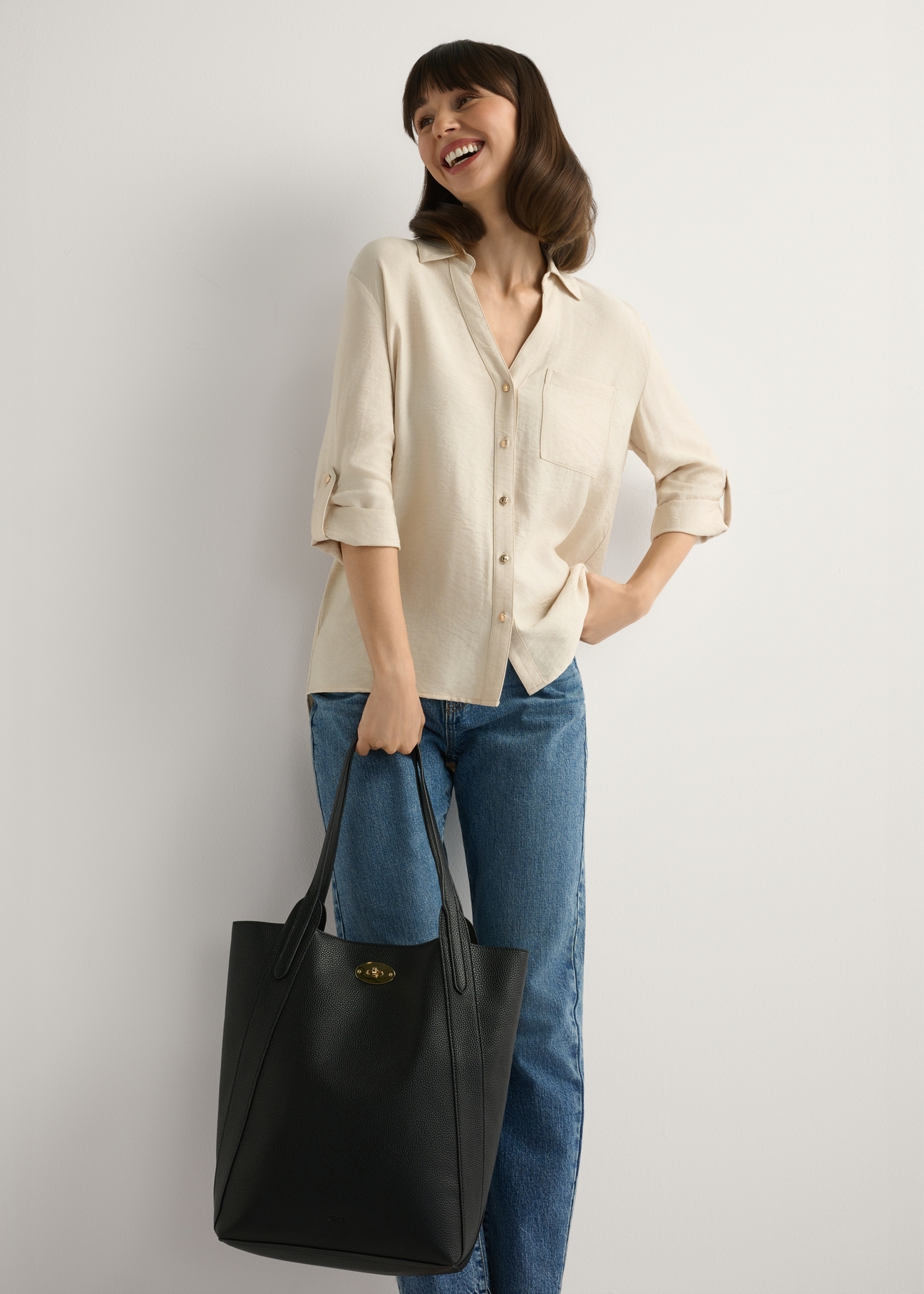 Велика чорна жіноча сумка-шопер TOREC-1142-9I(W26), вигляд виробу в руці моделі. Видно повністю.