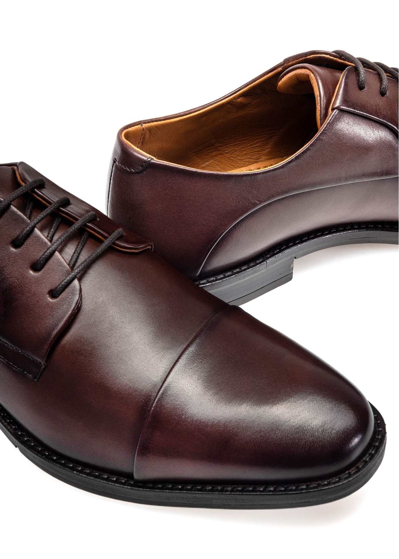 Чоловіче коричневе шкіряне взуття BUTYM-0483-1I(W26), крупний план деталі виробу на білому фоні.